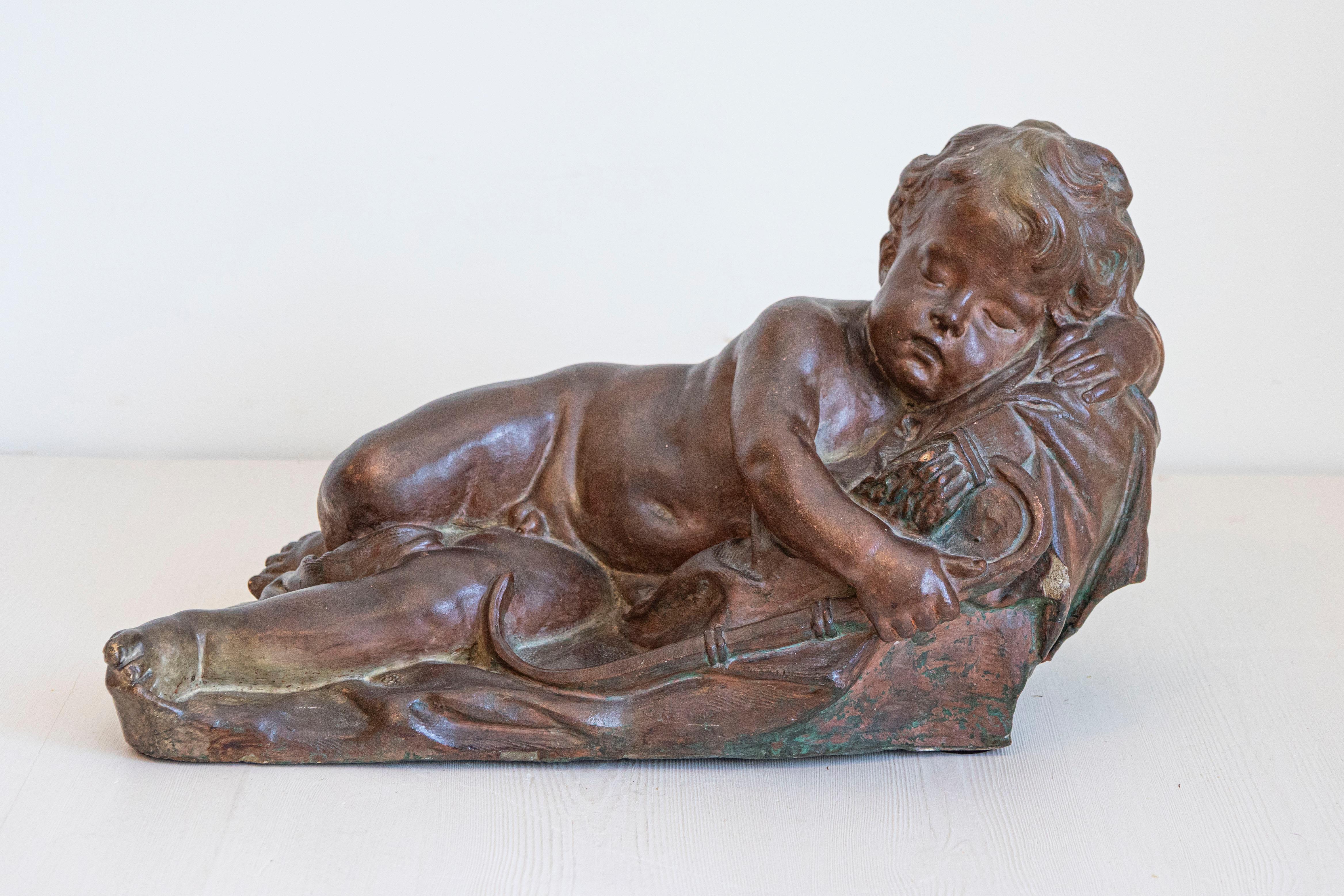 Figura di cupido addormentato in terracotta francese del XIX secolo, con arco, faretra e frecce, dello scultore italiano Giovacchino Fortini. Creata in Francia nel XIX secolo, questa scultura in terracotta ci affascina con la sua rappresentazione di
