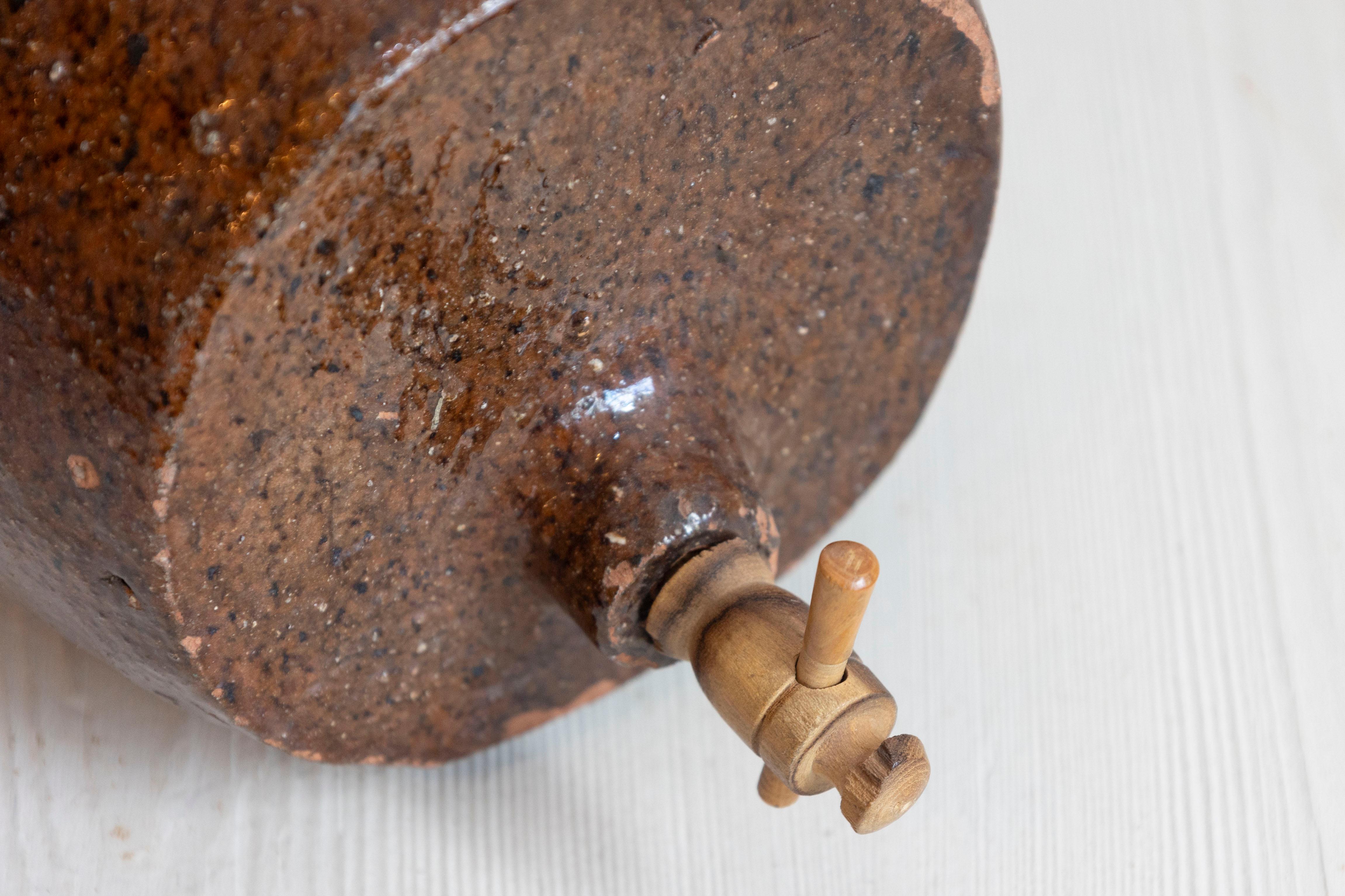 French 19th Century Terracotta Vinegar Pot with Chocolate Glaze and Great Patina For Sale 4