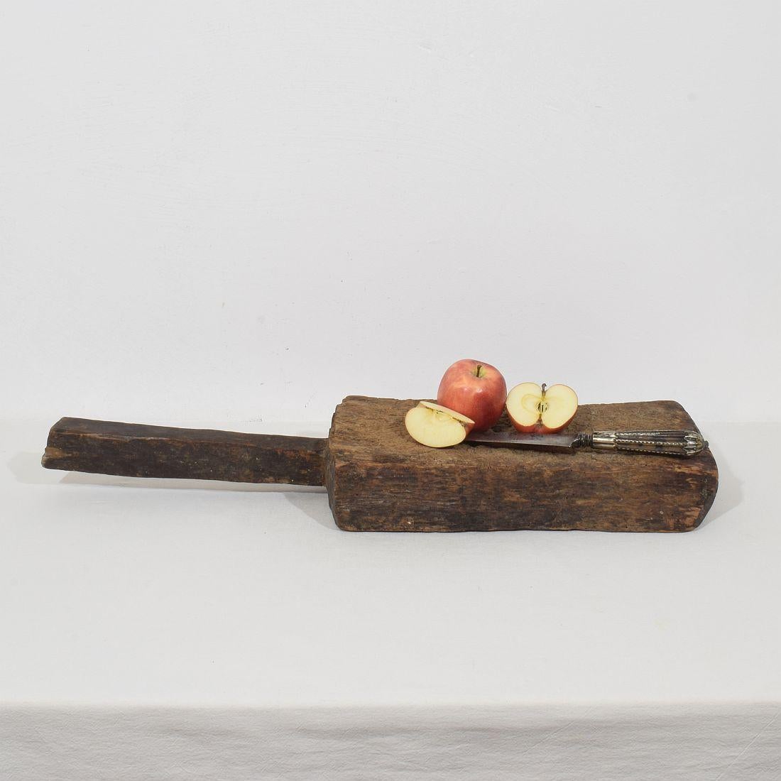 Einzigartiges Schneidebrett aus dickem Holz mit einer schönen Form. Ein tolles Statement auf Ihrer Arbeitsplatte,
Frankreich, um 1850-1900
Verwittert.
H:69,5cm  B:20,5cm T:8,5cm 