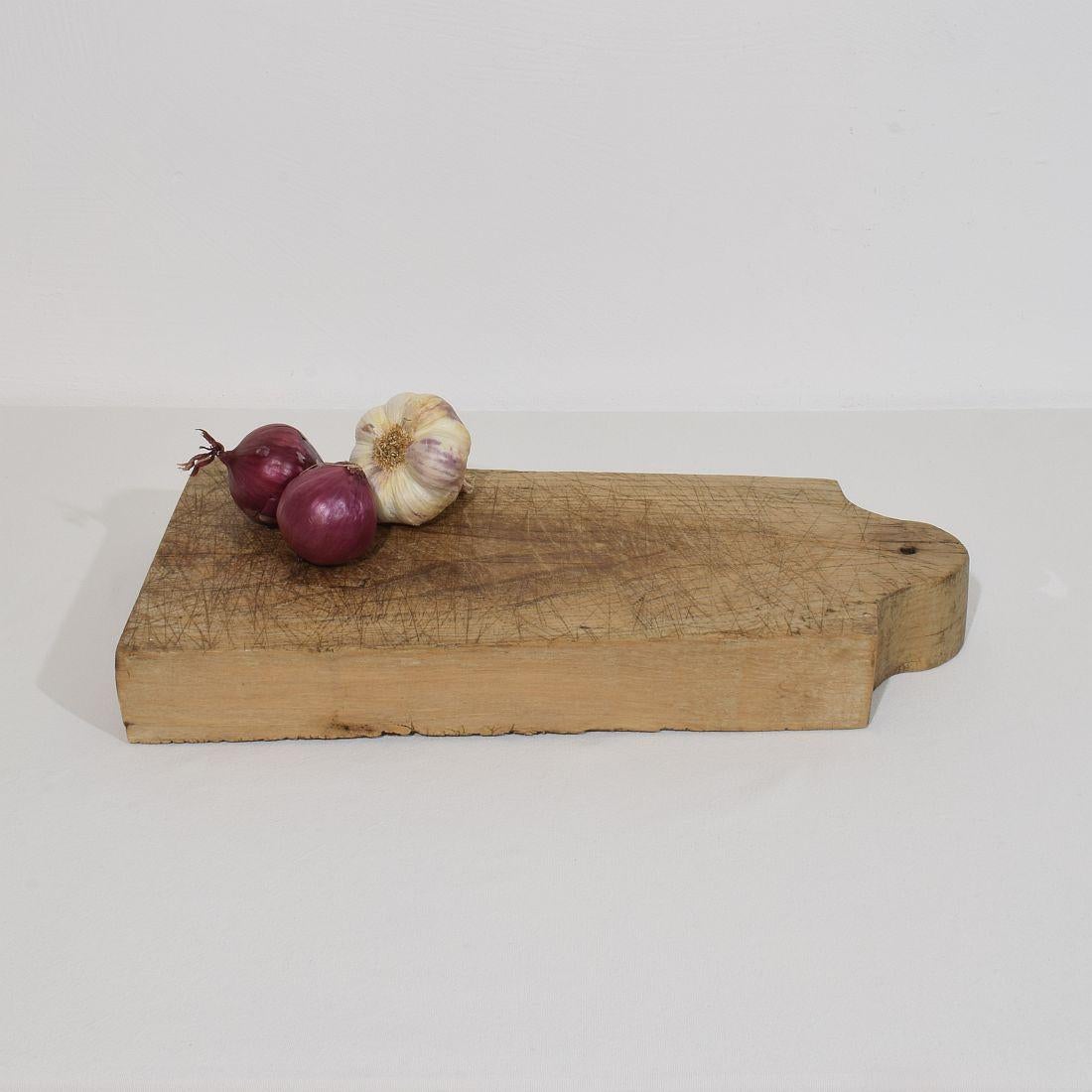 Única tabla de cortar de madera gruesa con una forma preciosa. Gran declaración en tu encimera,
Francia, hacia 1850-1900
Envejecido. Si era necesario, los objetos se trataban contra la carcoma.