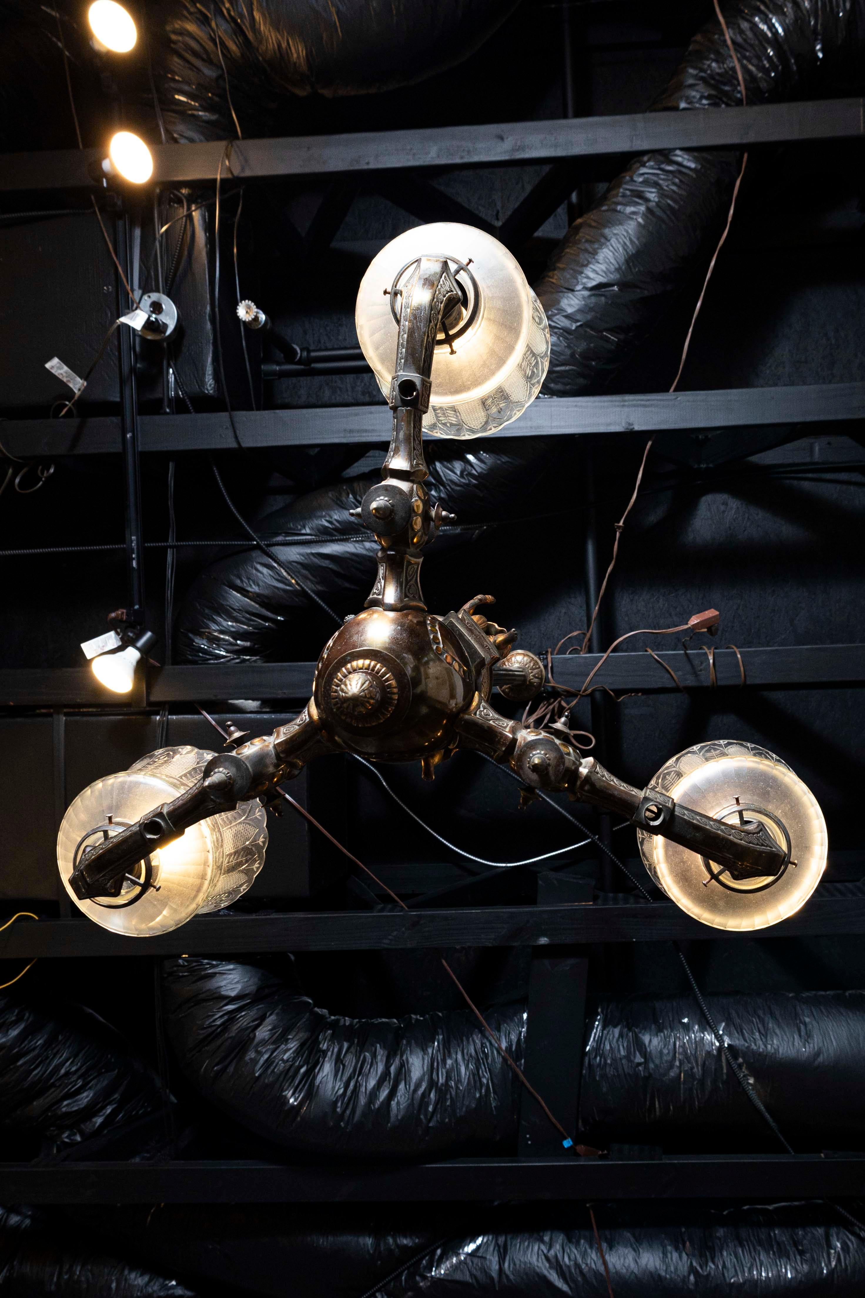 Lustre à trois lumières en bronze et Baccarat à chérubins du 19e siècle français en vente 6