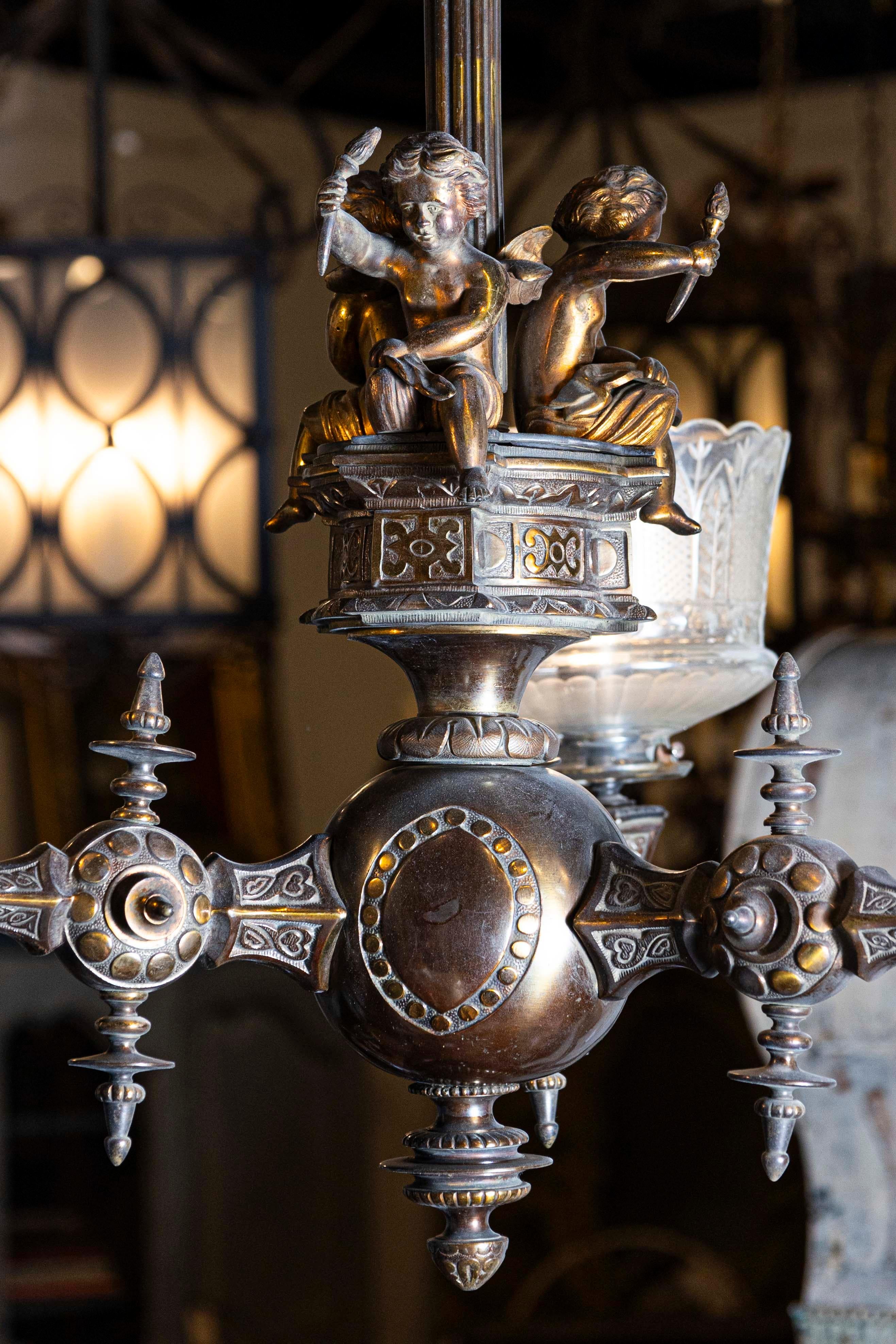 Français Lustre à trois lumières en bronze et Baccarat à chérubins du 19e siècle français en vente