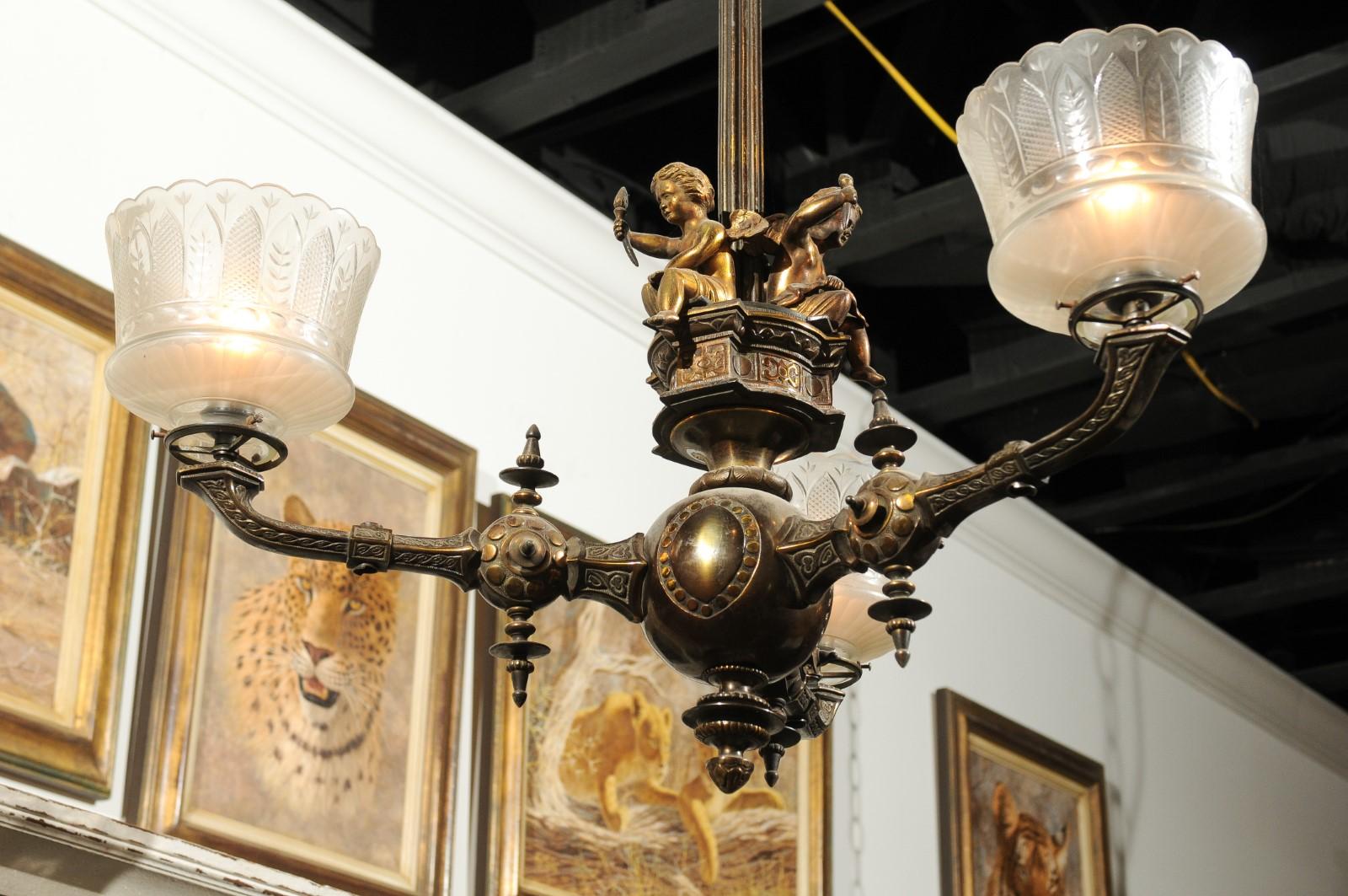 Bronze Lustre français du XIXe siècle à trois lumières en bronze et chérubins de Baccarat avec chérubins
