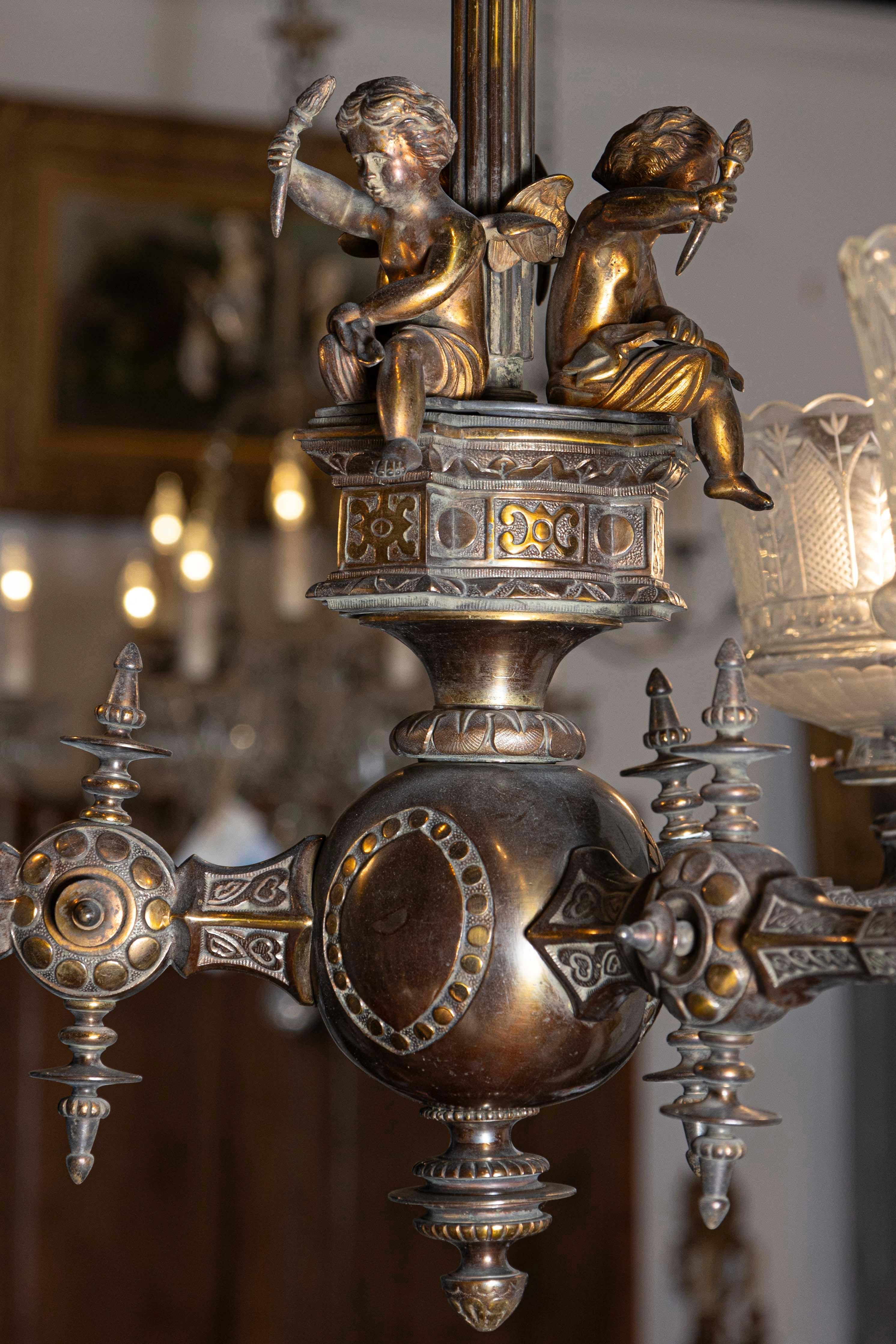 Lustre à trois lumières en bronze et Baccarat à chérubins du 19e siècle français Bon état - En vente à Atlanta, GA