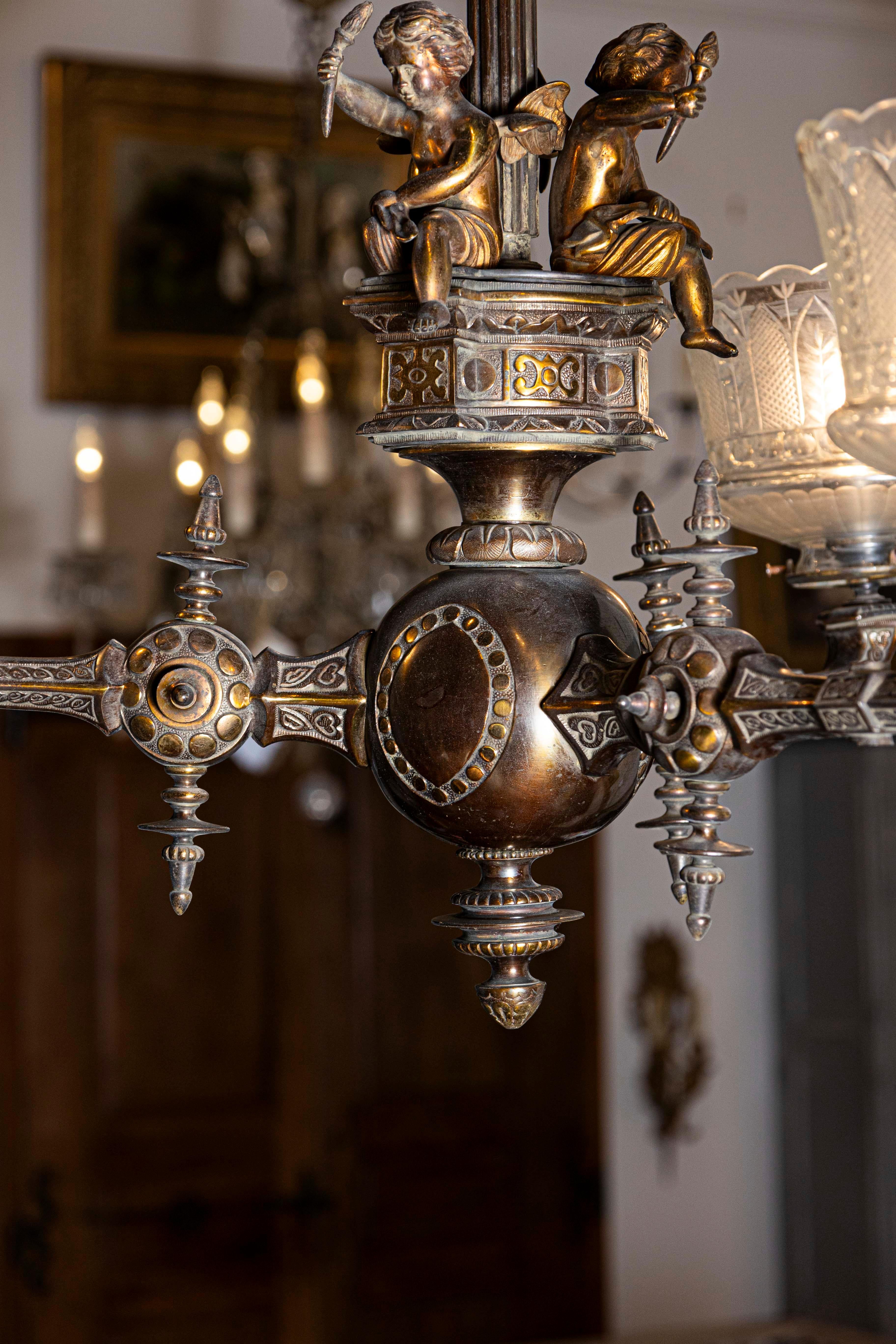 Bronze Lustre à trois lumières en bronze et Baccarat à chérubins du 19e siècle français en vente