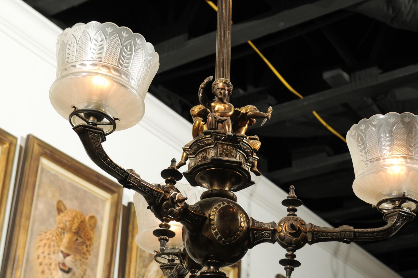 Lustre français du XIXe siècle à trois lumières en bronze et chérubins de Baccarat avec chérubins 3
