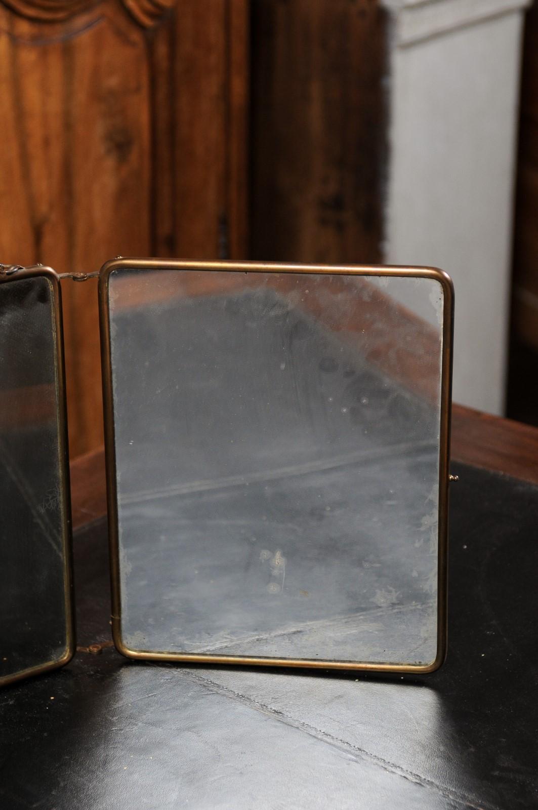 Dreiteiliger französischer Spiegel aus dem 19. Jahrhundert mit gemaltem Dekor im Rokokostil. Dieser aufklappbare Spiegelschirm wurde im 19. Jahrhundert in Frankreich hergestellt und besteht aus einer Metallstruktur, an der auf einer Seite drei