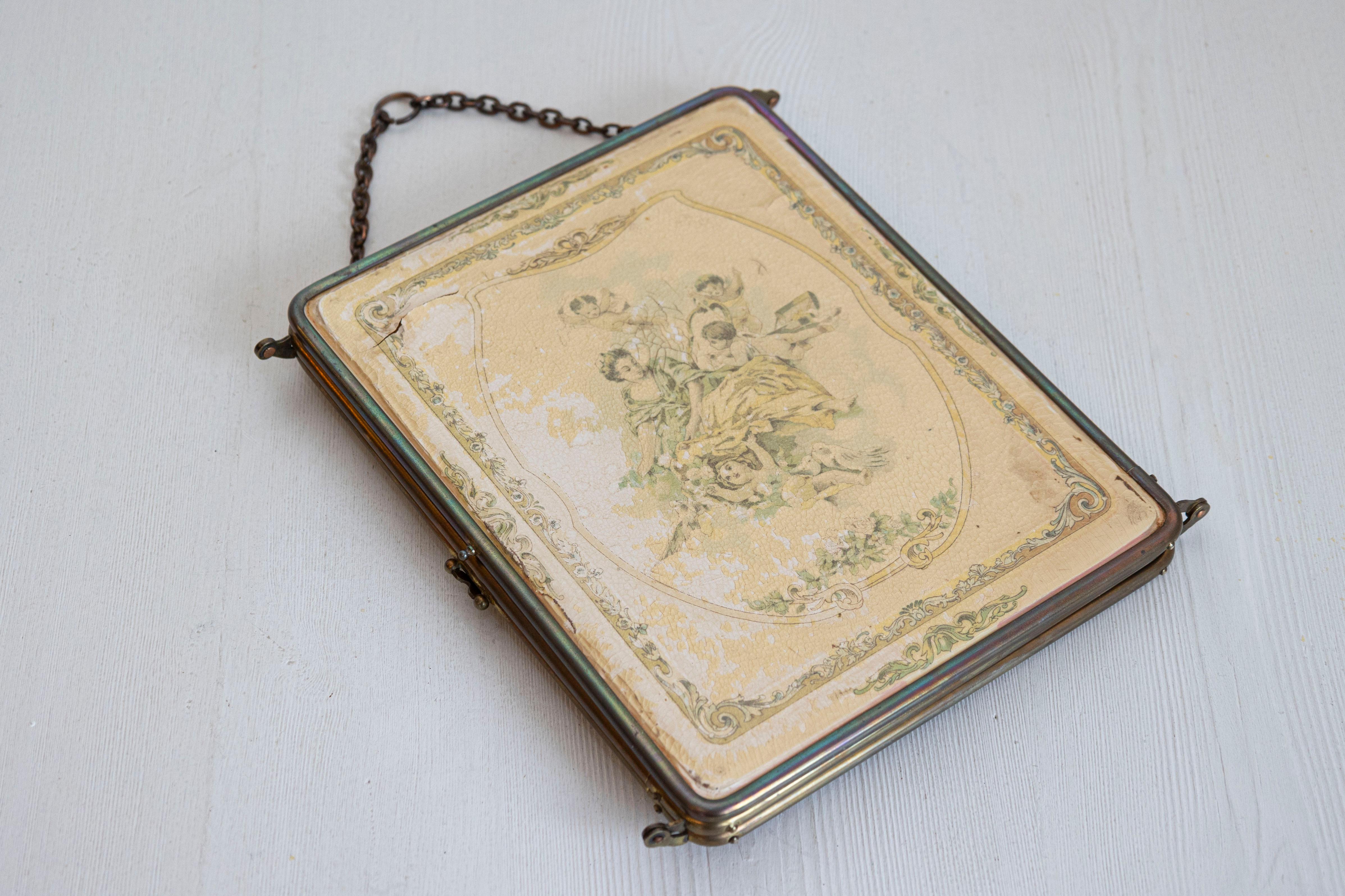 Miroir français en trois parties du XIXe siècle, avec un décor peint de style rococo. Créé en France au cours du XIXe siècle, ce miroir de courtoisie dépliable présente une structure métallique fixant trois miroirs d'un côté et des scènes peintes de