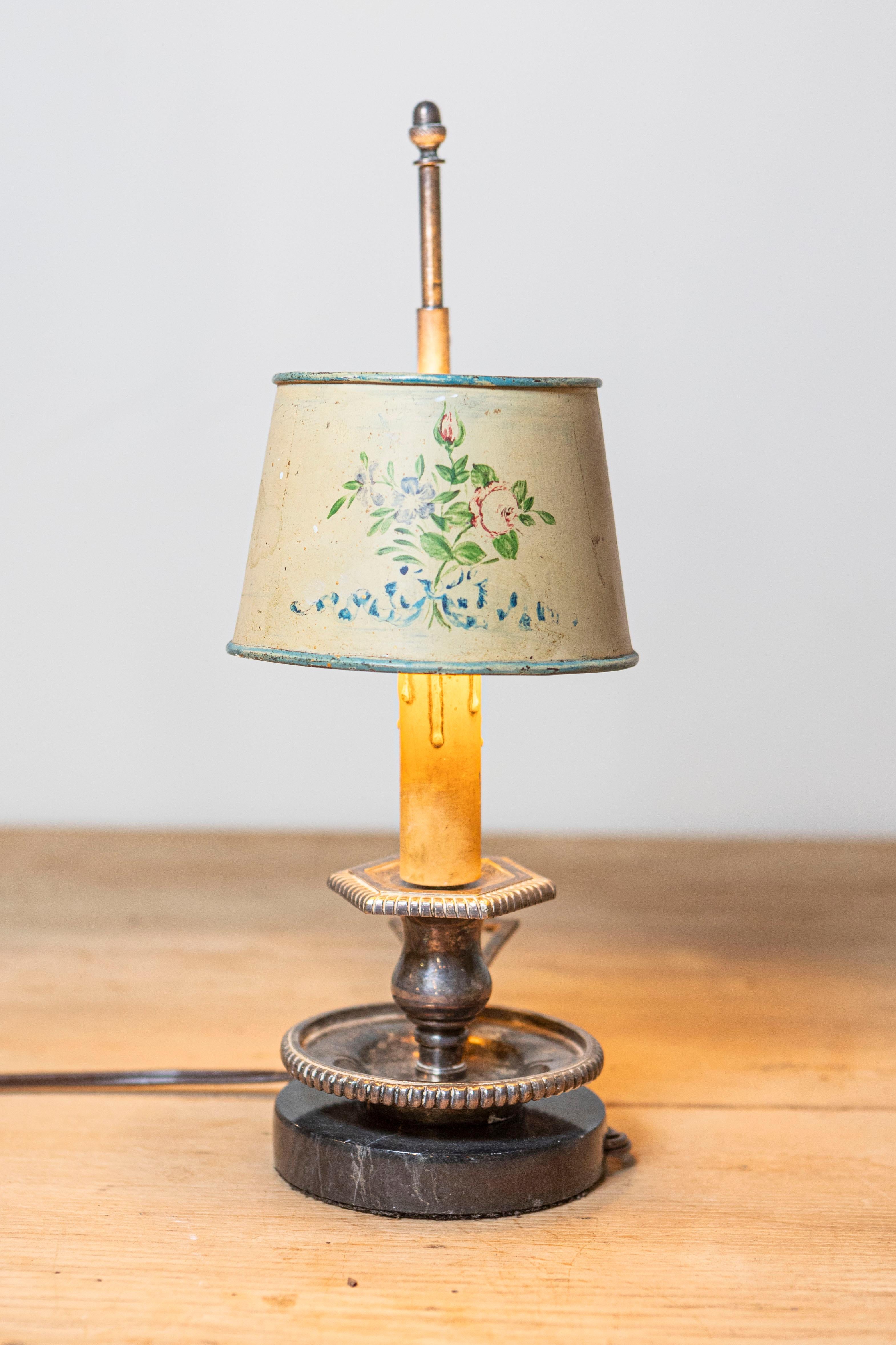 Lampe à tôle française du XIXe siècle, avec son abat-jour original peint à la main. Créée en France au XIXe siècle, cette lampe tôle est dotée d'un abat-jour orientable original peint à la main et orné d'un bouquet noué par un ruban, protégeant une