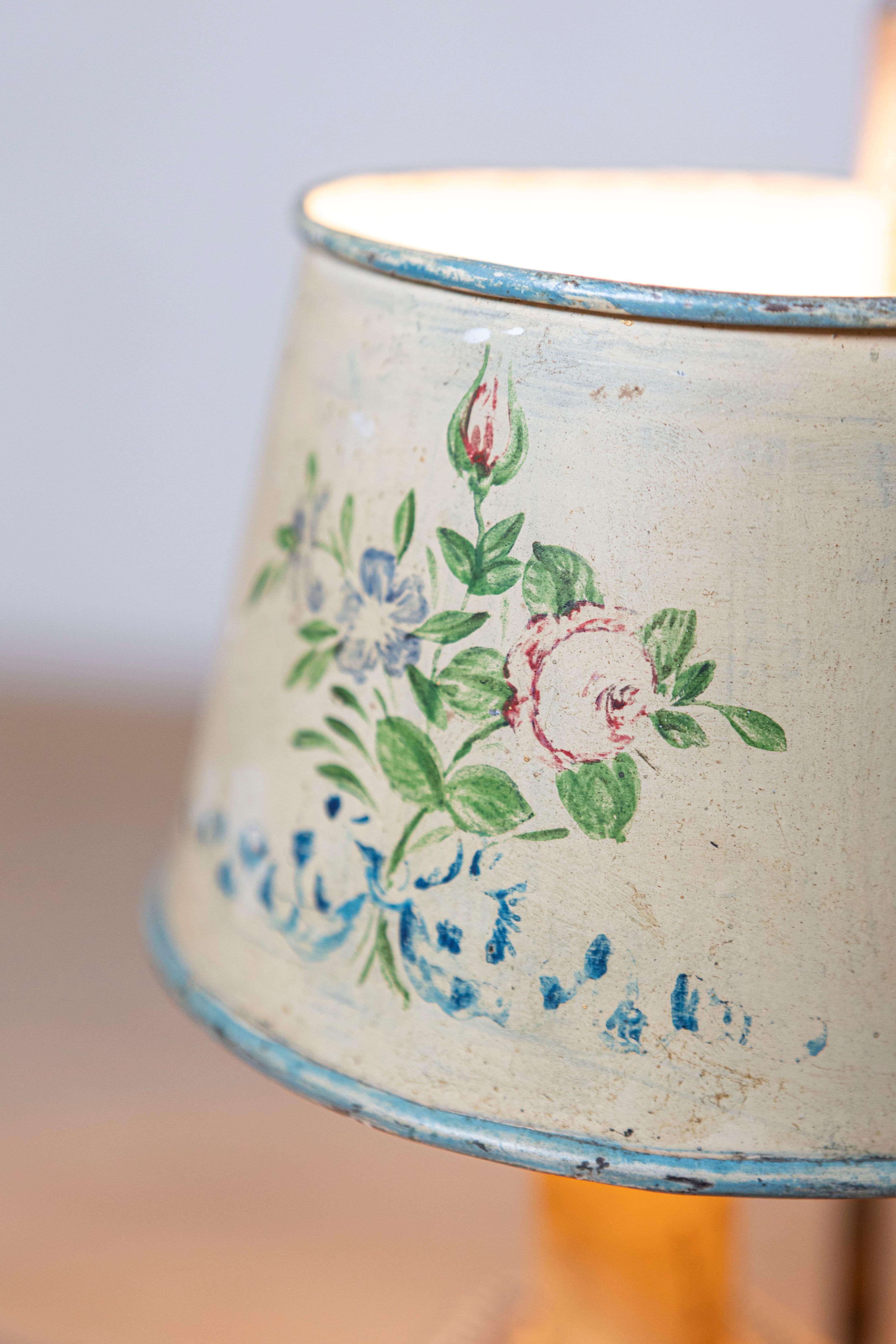 Français Lampe à tôle française du 19e siècle avec abat-jour original peint à la main à thème floral en vente