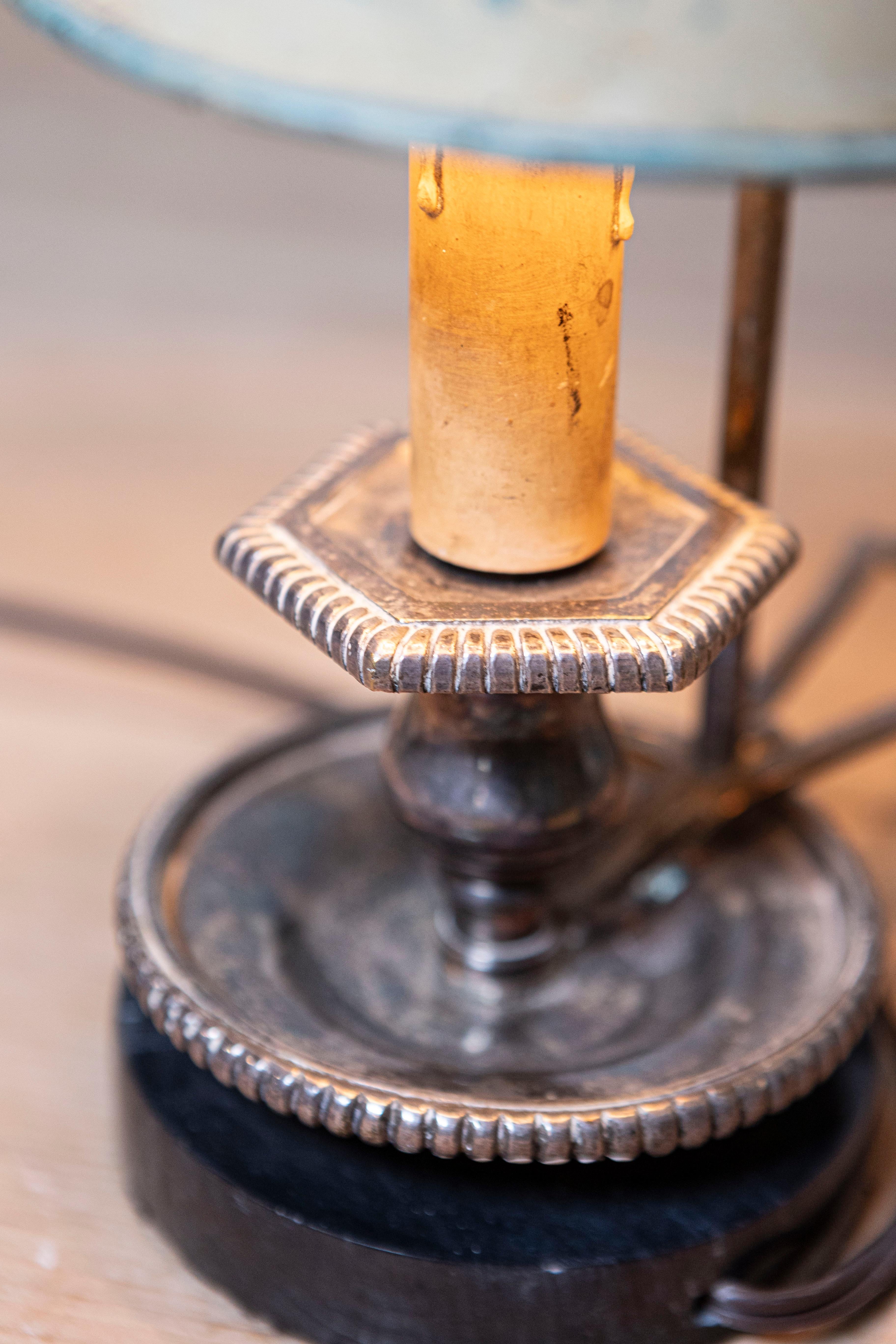Peint à la main Lampe à tôle française du 19e siècle avec abat-jour original peint à la main à thème floral en vente