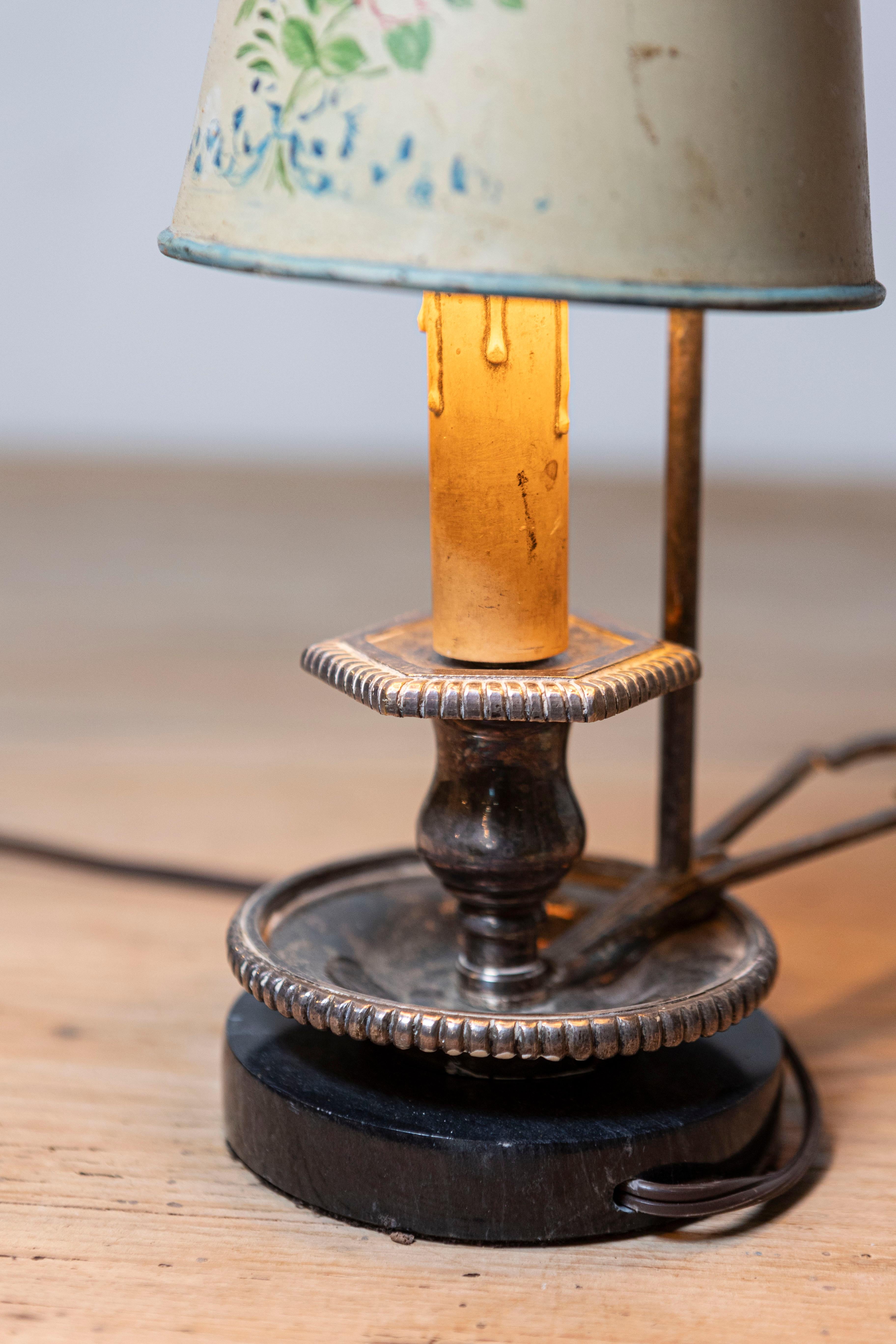 Lampe à tôle française du 19e siècle avec abat-jour original peint à la main à thème floral Bon état - En vente à Atlanta, GA