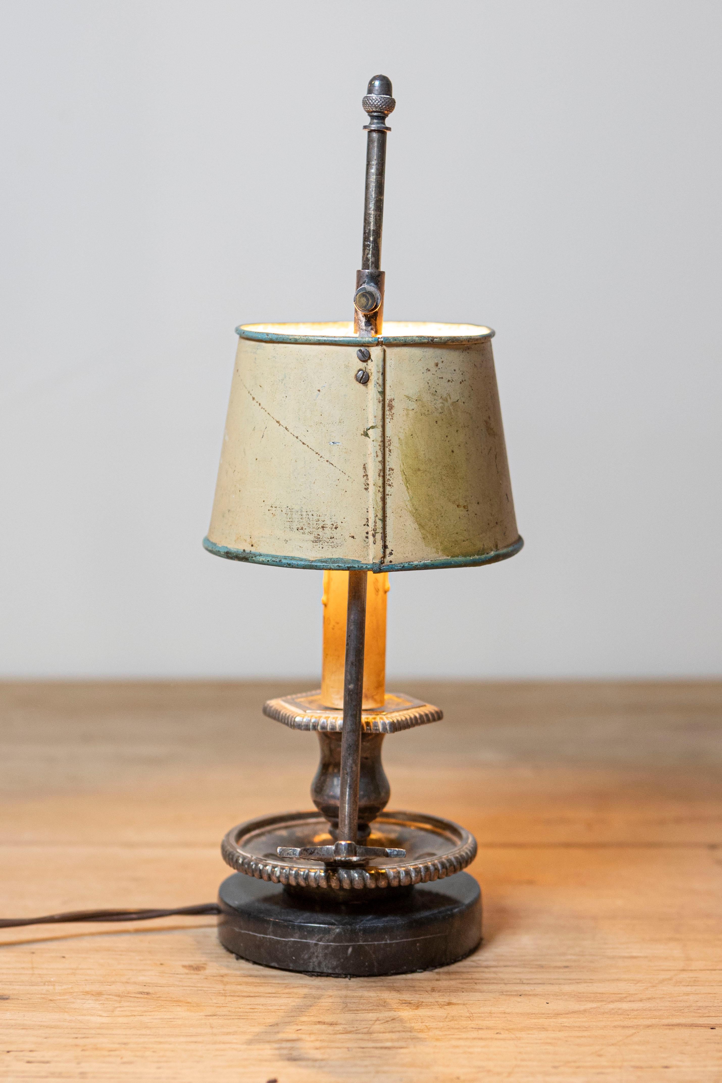 XIXe siècle Lampe à tôle française du 19e siècle avec abat-jour original peint à la main à thème floral en vente