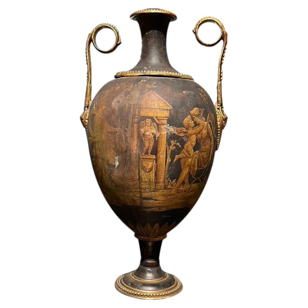 Anfora neoclassica francese del XIX secolo in lamiera dipinta e bronzo dorato