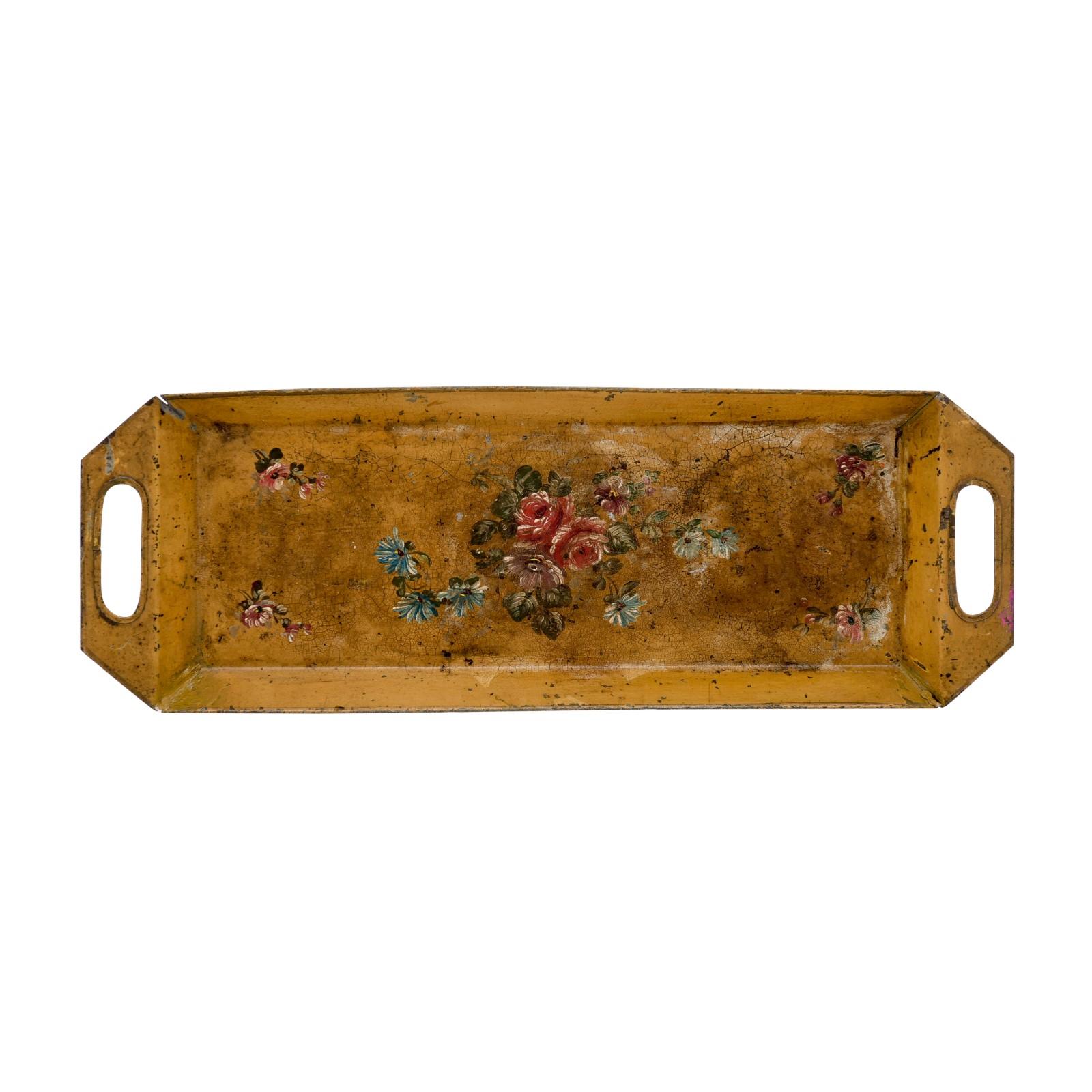 Französisches Tôle-Tablett aus dem 19. Jahrhundert, mit handgemaltem Blumendekor, abgeschrägten Kanten und schön verwitterter Patina. Dieses rechteckige Tôle-Tablett wurde im 19. Jahrhundert in Frankreich hergestellt und hat eine senfgelbe Farbe,