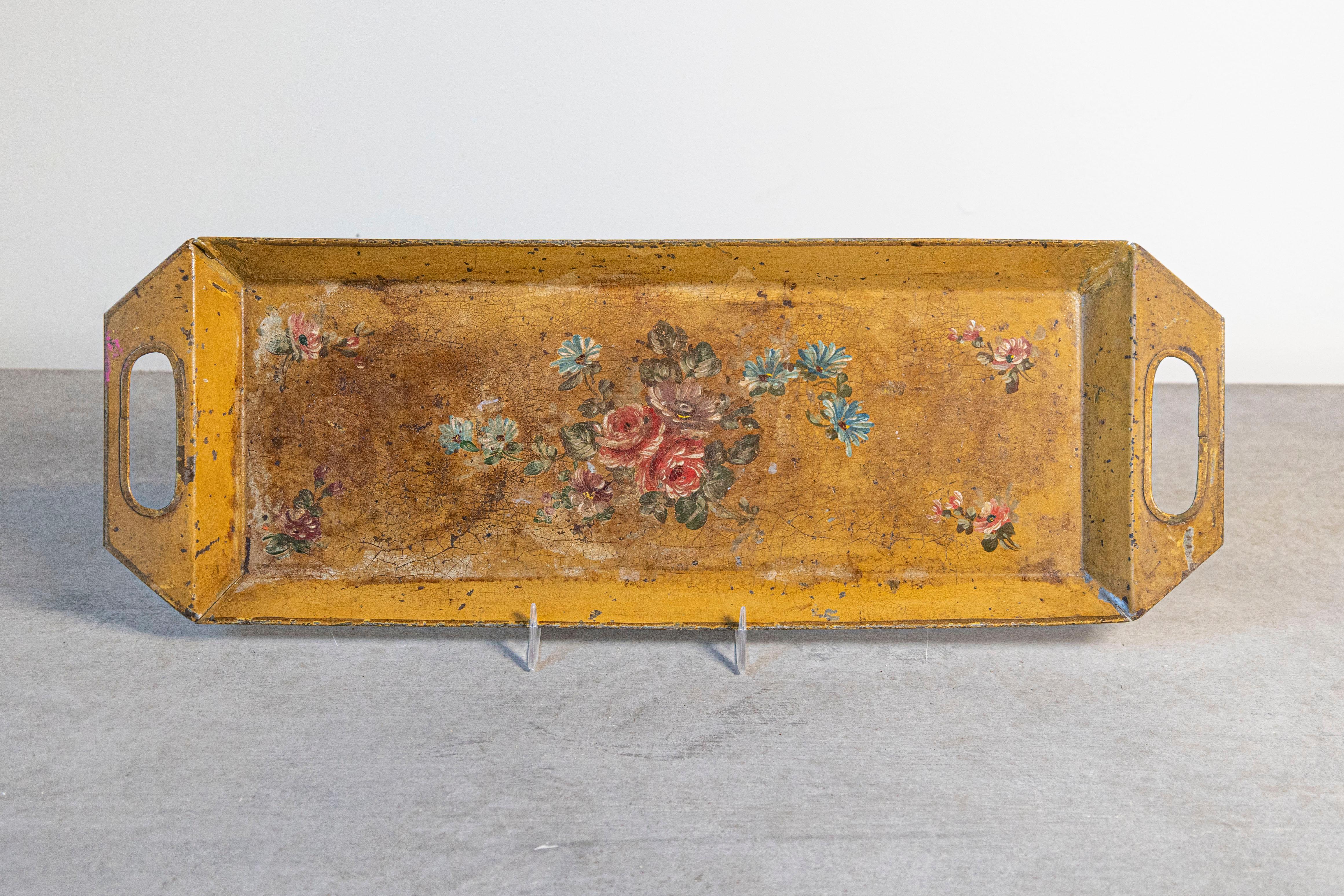 Un vassoio francese in tole del XIX secolo, con decorazioni floreali dipinte a mano, bordi smussati e patina ben conservata. Creato in Francia nel XIX secolo, questo vassoio rettangolare a forma di tôle è caratterizzato da un colore giallo senape
