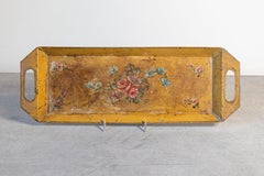 Französisches Zinntablett aus dem 19. Jahrhundert mit handbemalter Blumendekor und abgeschrägten Rändern