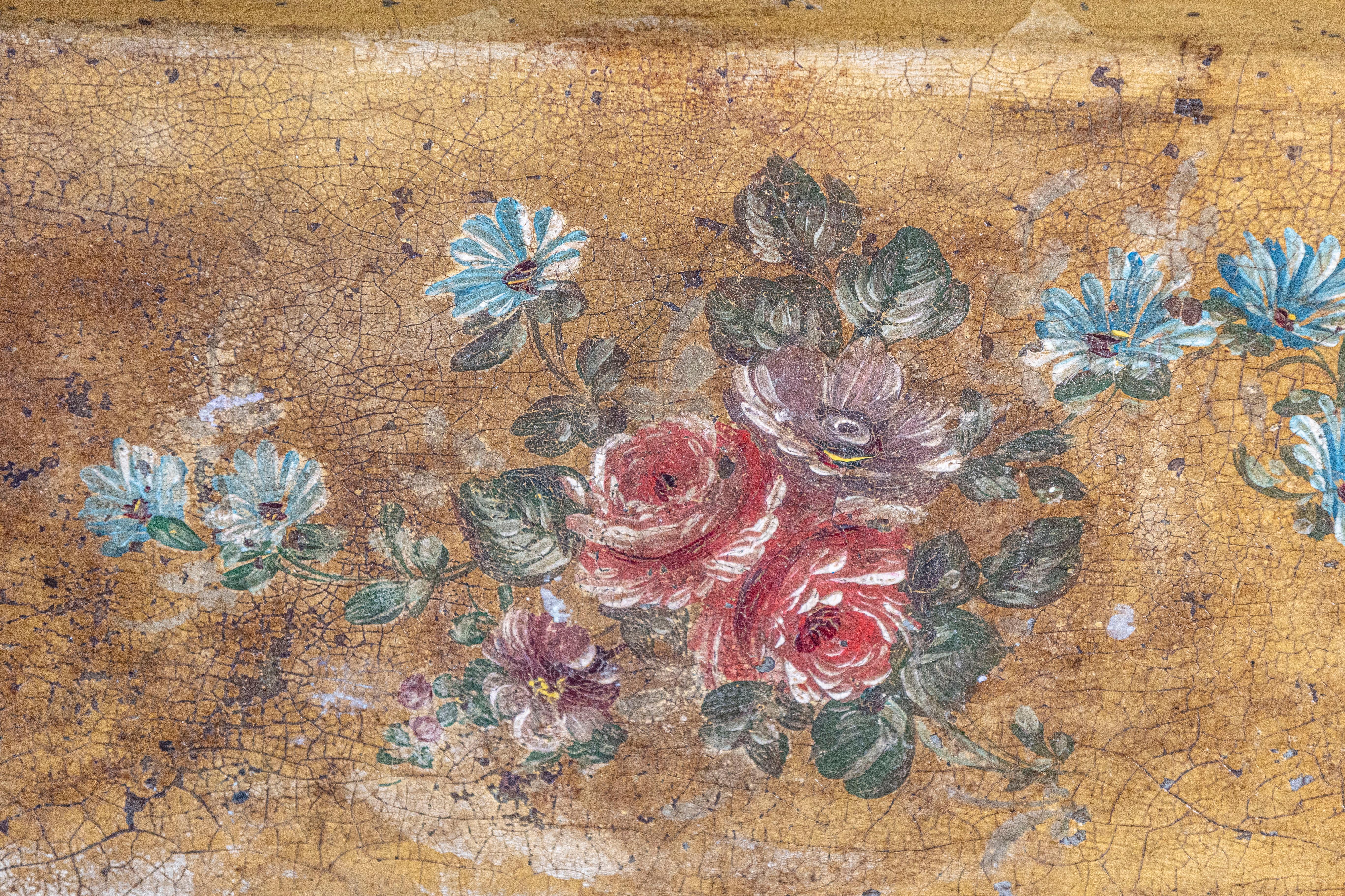 Francese Vassoio in talpa francese del XIX secolo con decorazioni floreali dipinte a mano e bordi smussati in vendita