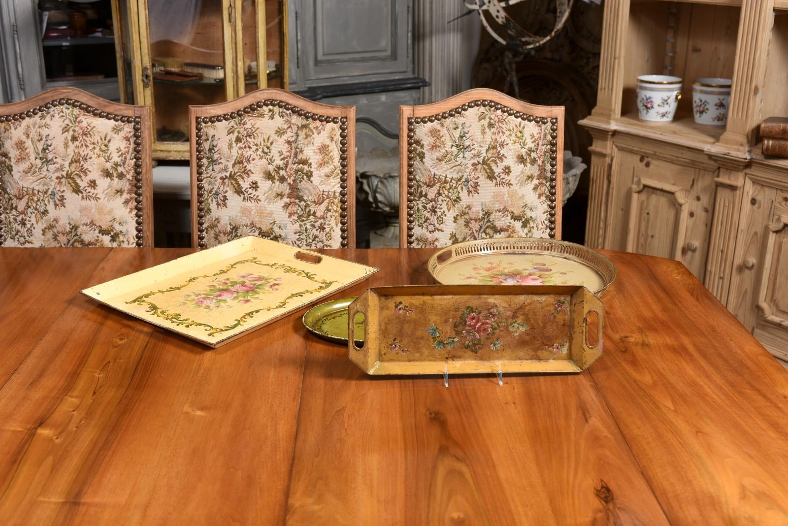 Französisches Tôle-Tablett aus dem 19. Jahrhundert mit handgemaltem Blumendekor und abgeschrägten Rändern im Zustand „Gut“ im Angebot in Atlanta, GA