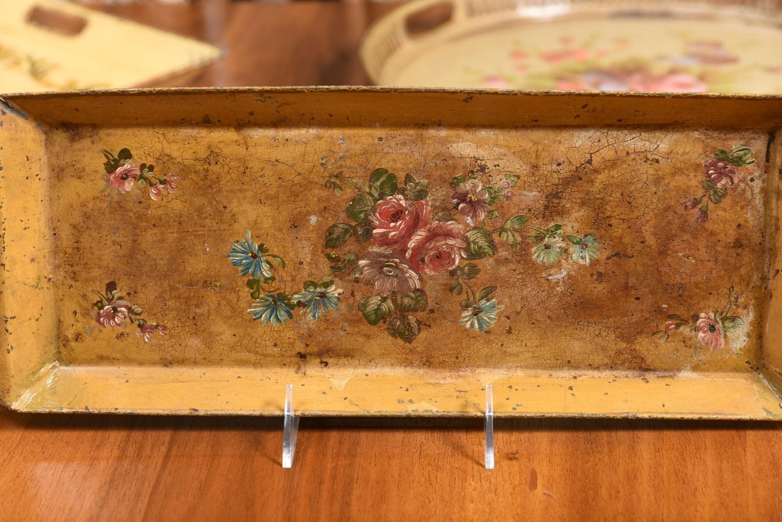 Französisches Tôle-Tablett aus dem 19. Jahrhundert mit handgemaltem Blumendekor und abgeschrägten Rändern im Angebot 1