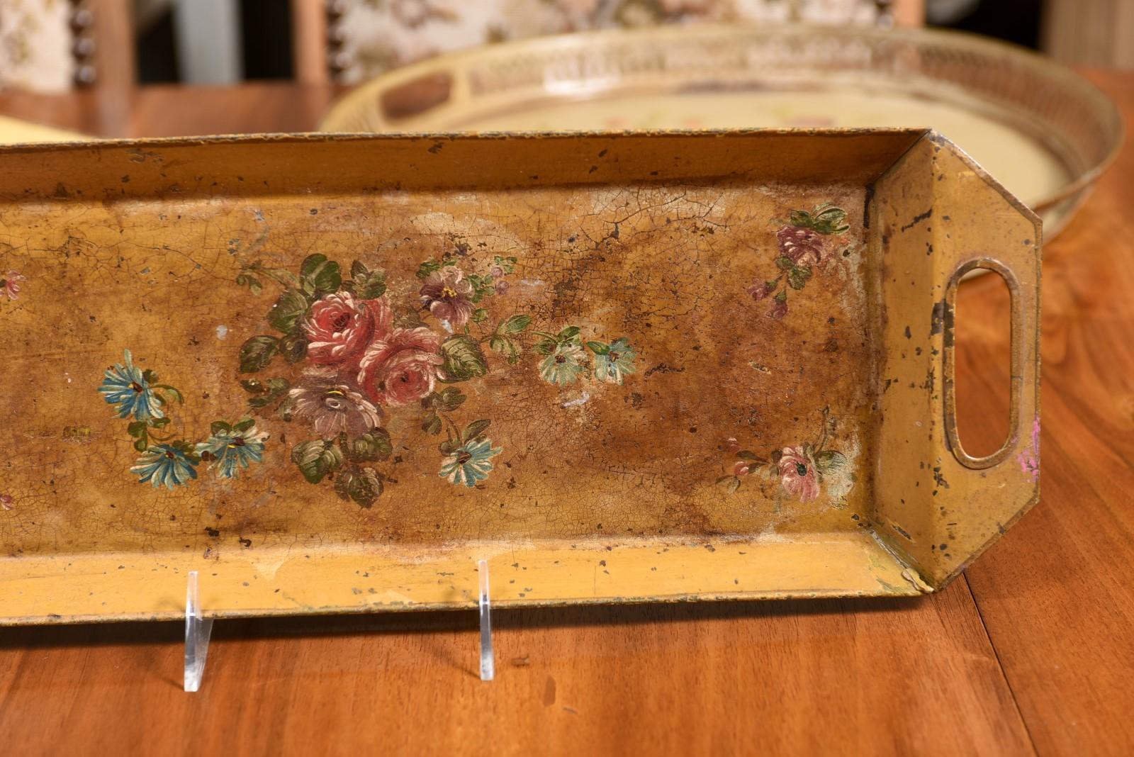 Französisches Tôle-Tablett aus dem 19. Jahrhundert mit handgemaltem Blumendekor und abgeschrägten Rändern im Angebot 2