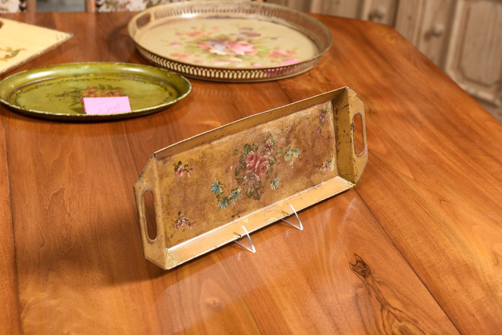 Französisches Tôle-Tablett aus dem 19. Jahrhundert mit handgemaltem Blumendekor und abgeschrägten Rändern im Angebot 3