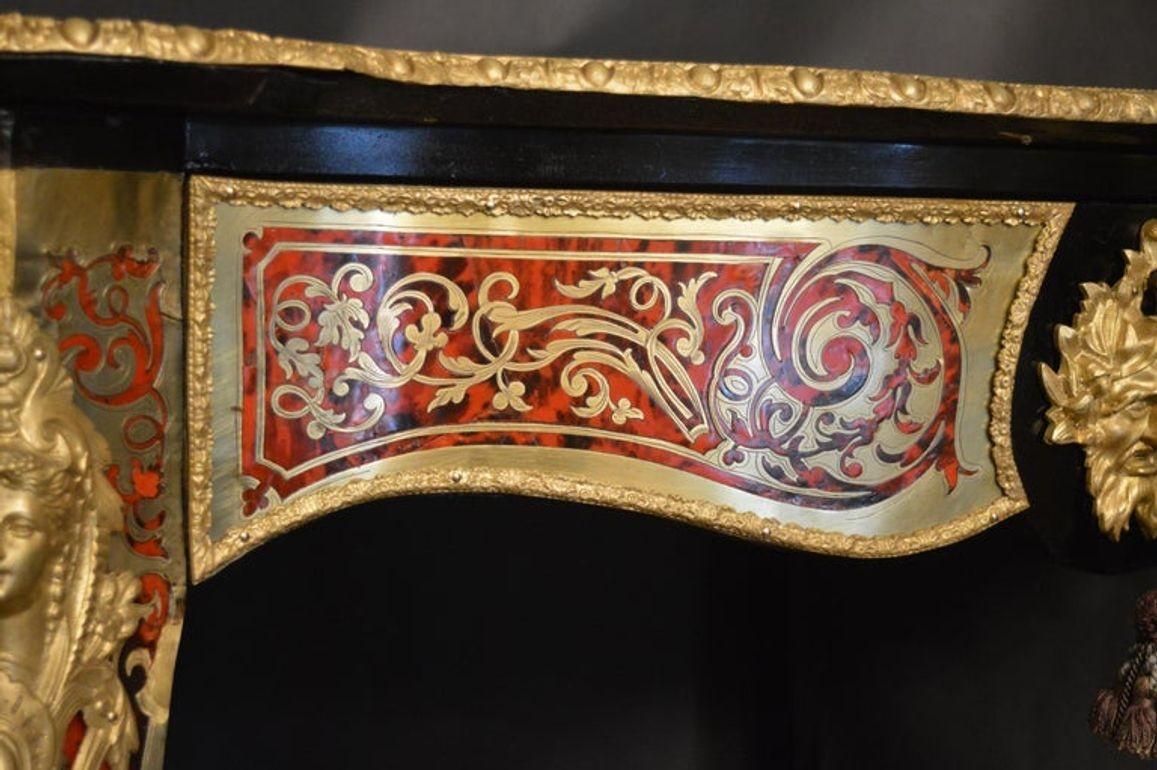 Französischer Schildpatt-Tisch aus dem 19. Jahrhundert mit Boulle-Intarsien (Holz) im Angebot