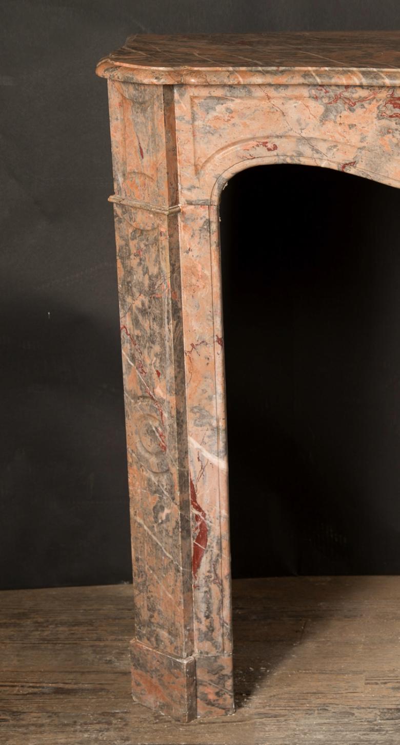 Francese Mantello in marmo francese di transizione del XIX secolo (Luigi XV - Luigi XVI) in vendita