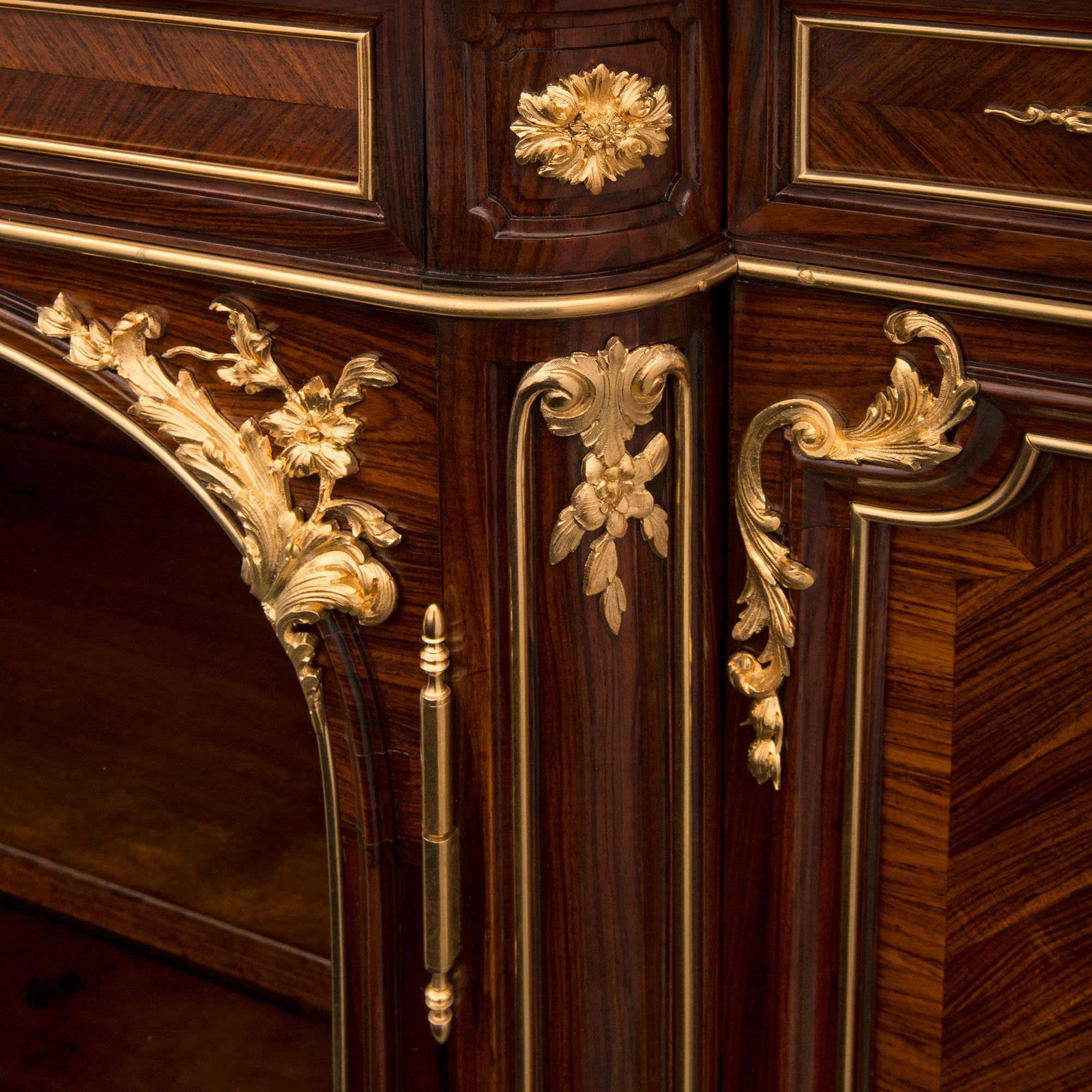 Vitrine de style transition française du 19ème siècle en bois massif en vente 3