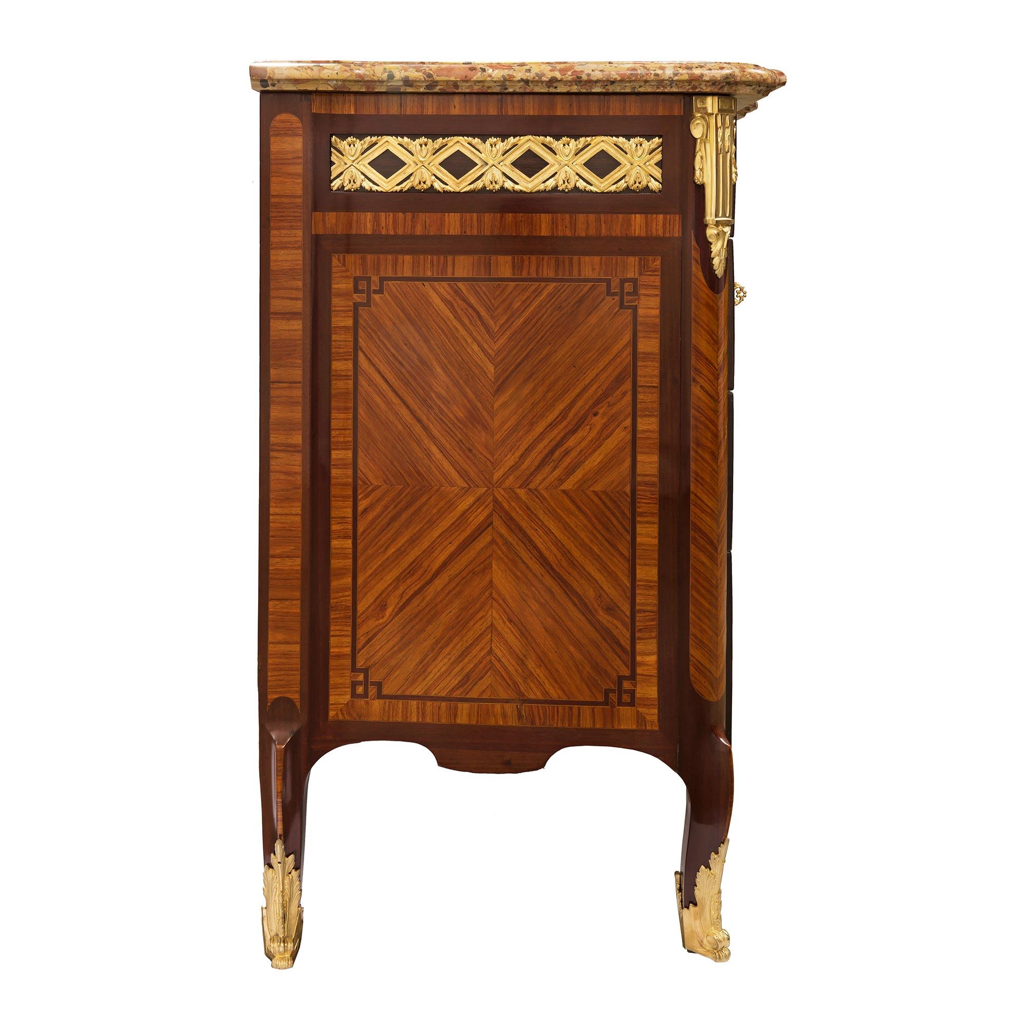 Similoro Commodo francese di transizione del XIX secolo in legno di St. Kingwood, mogano e marmo in vendita