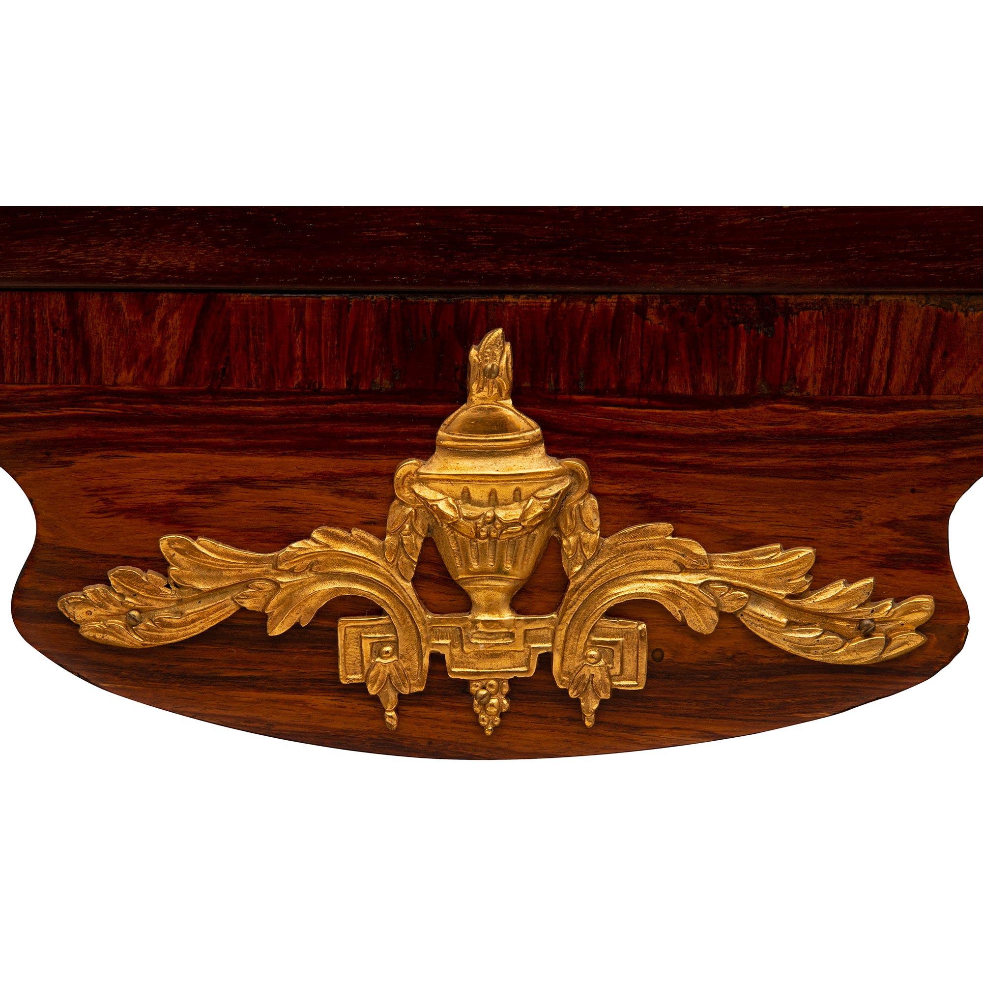 Commodo di transizione francese del XIX secolo in legno di St. Kingwood, legno di tulipano e ormolu in vendita 5