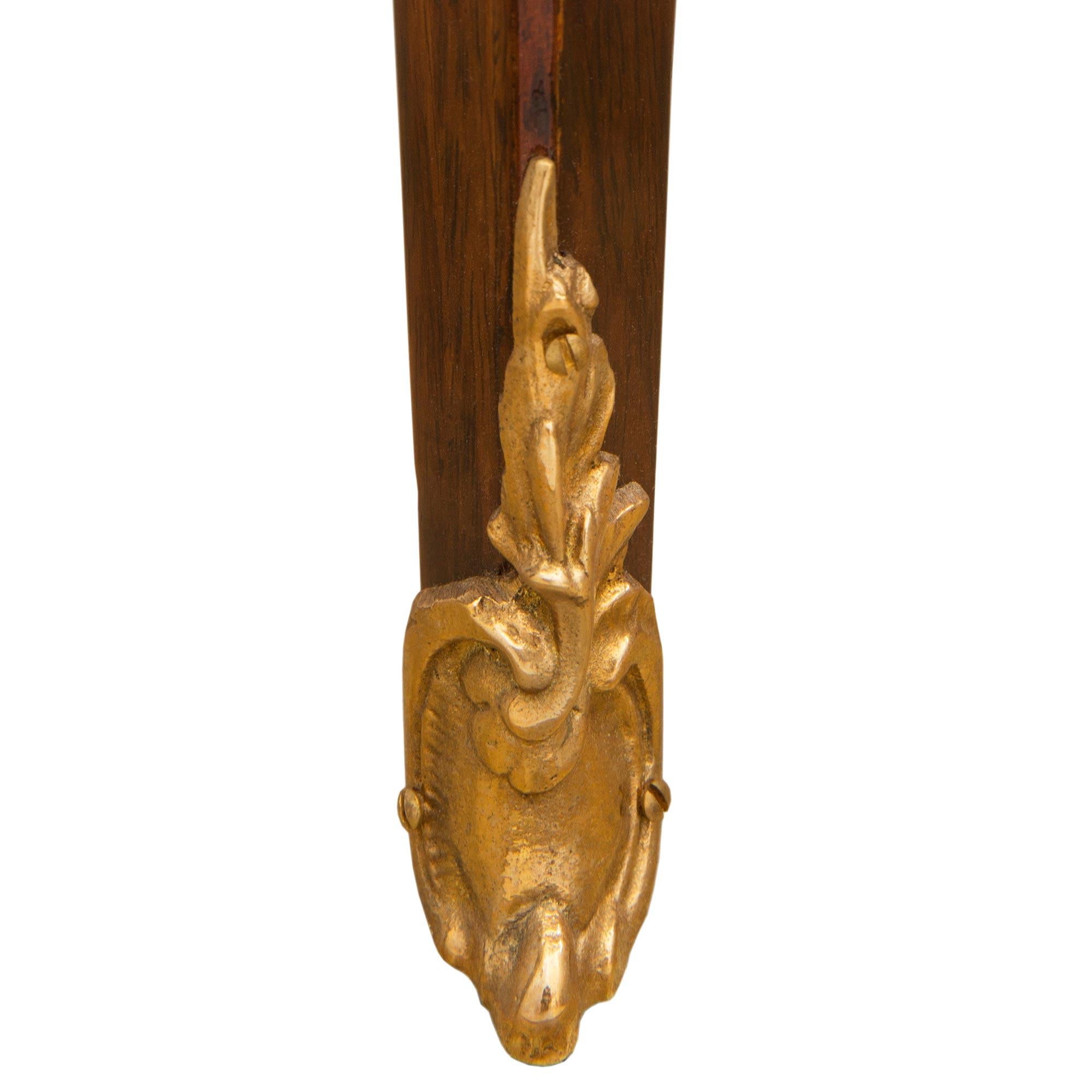 Bureau de style transitionnel français du 19ème siècle en bois de violette, tulipier et bronze doré en vente 4