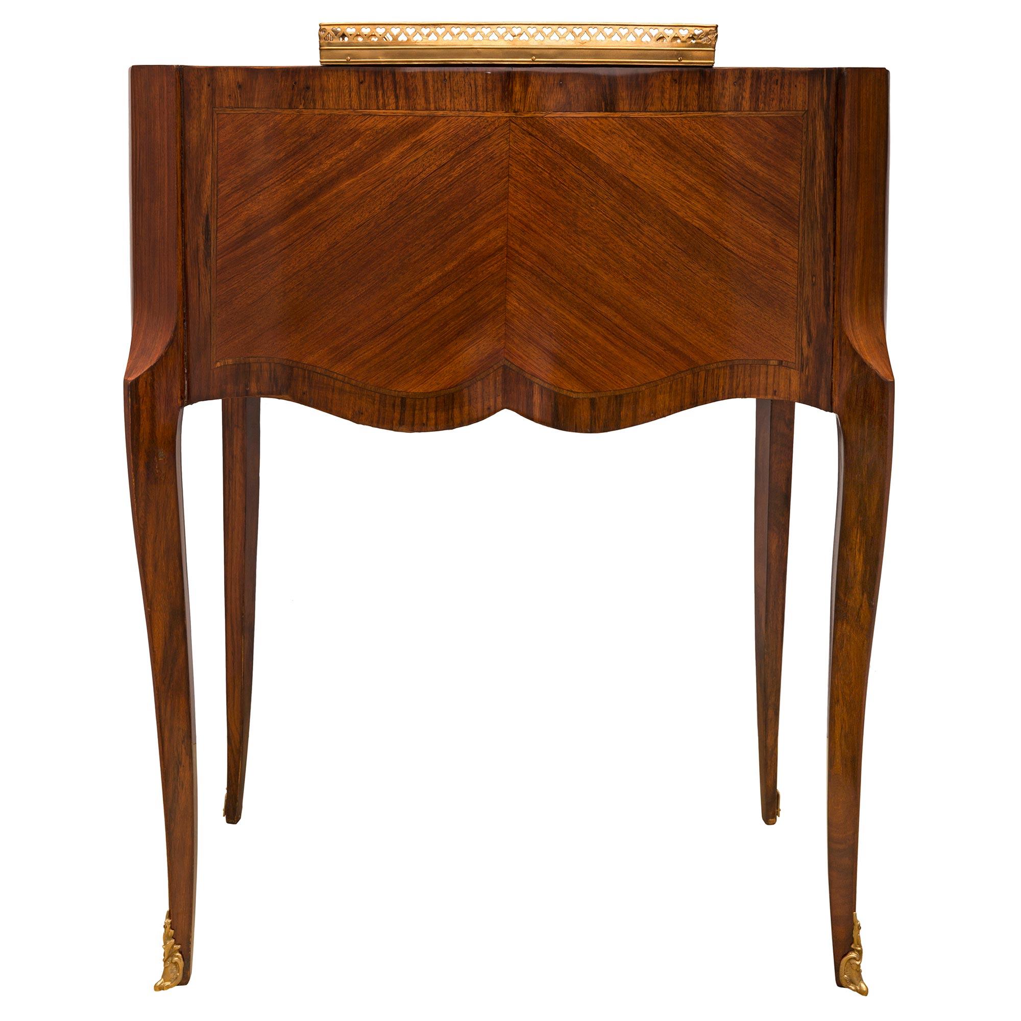 XIXe siècle Bureau de style transitionnel français du 19ème siècle en bois de violette, tulipier et bronze doré en vente