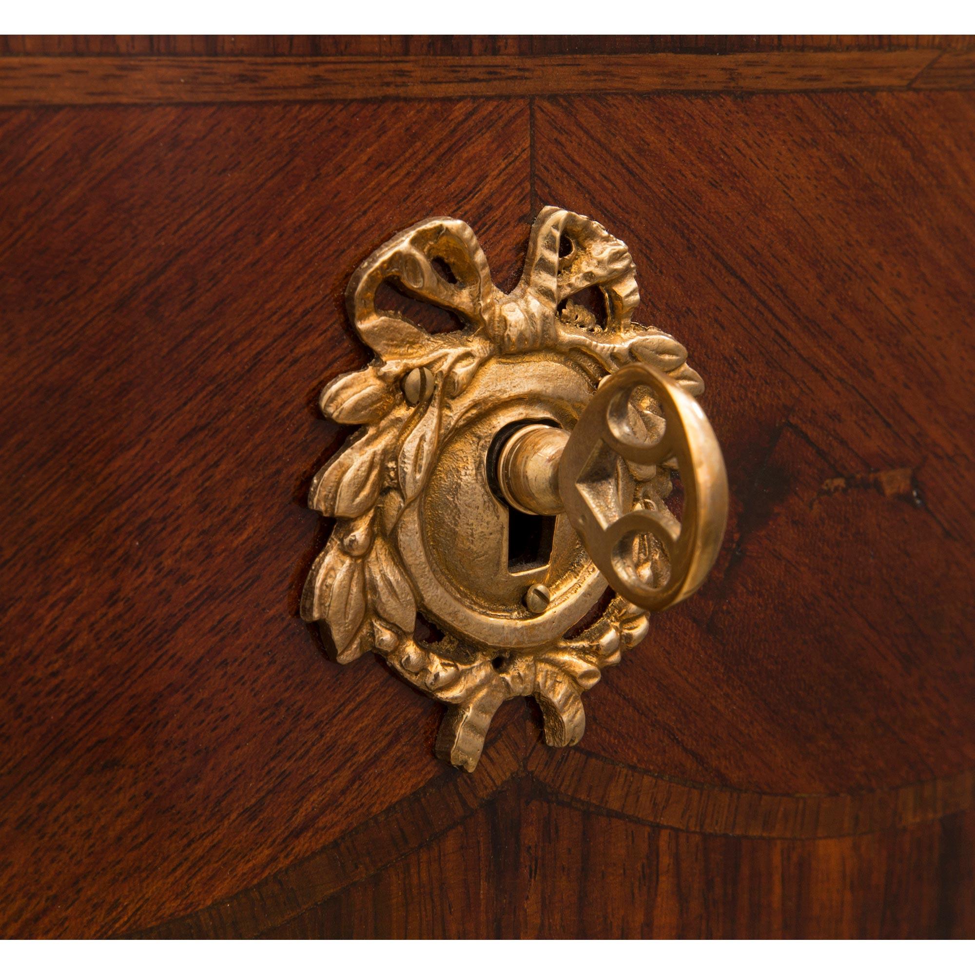 Bureau de style transitionnel français du 19ème siècle en bois de violette, tulipier et bronze doré en vente 1