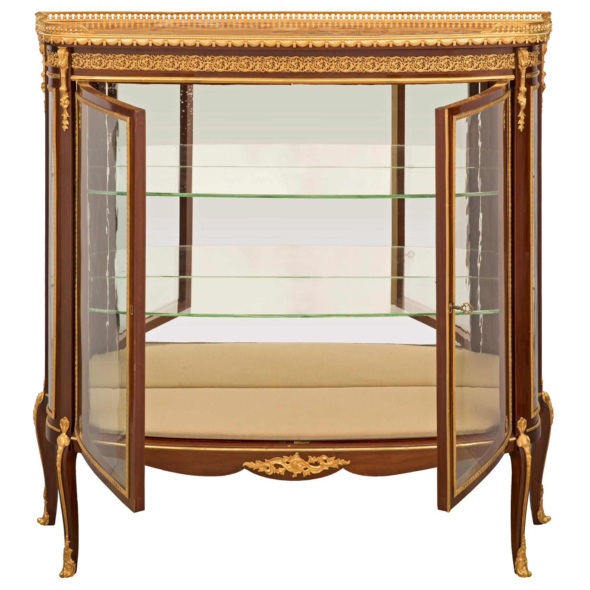 French 19th Century Transitional St. Mahogany and Ormolu Vitrine In Good Condition For Sale In West Palm Beach, FL