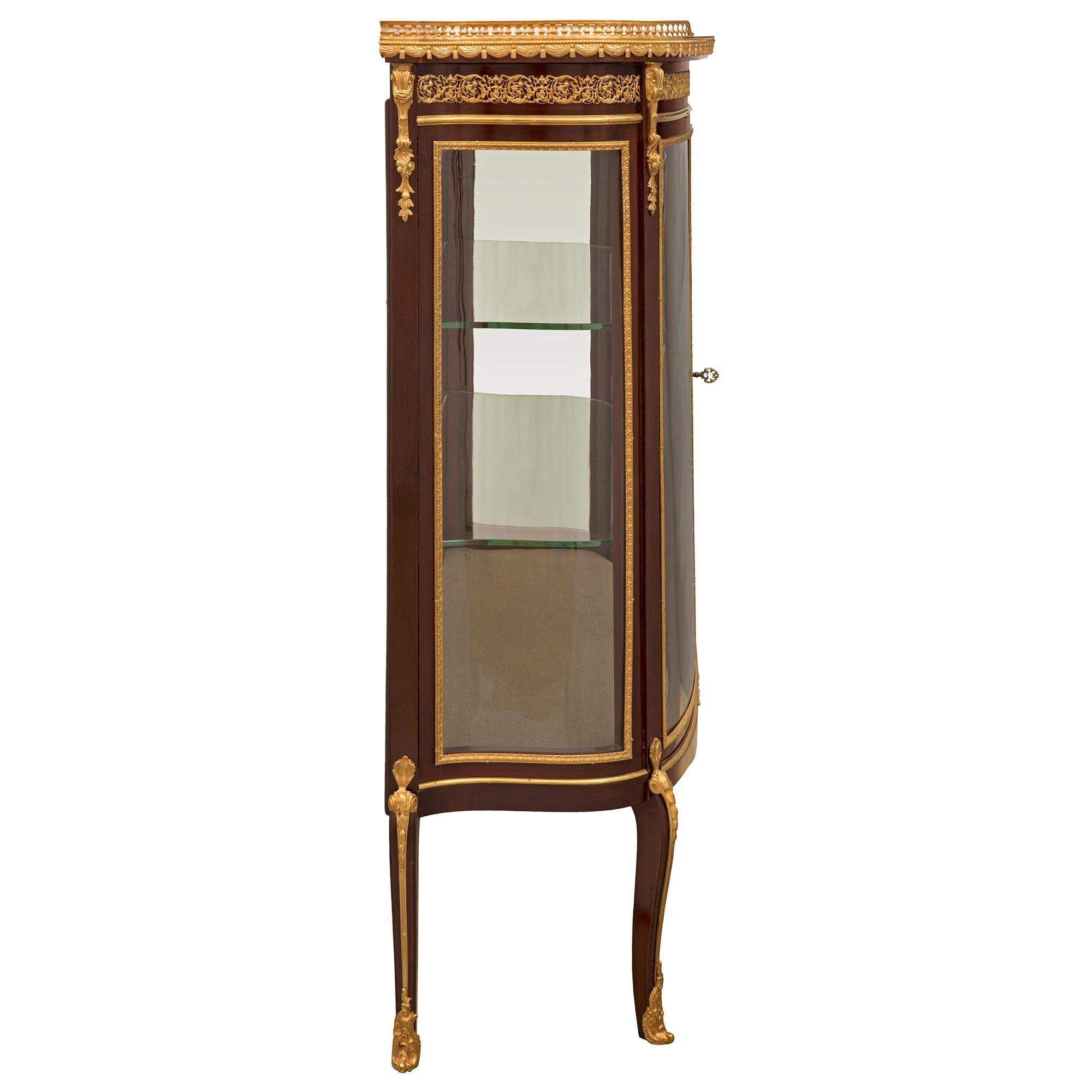 French 19th Century Transitional St. Mahogany and Ormolu Vitrine For Sale 1