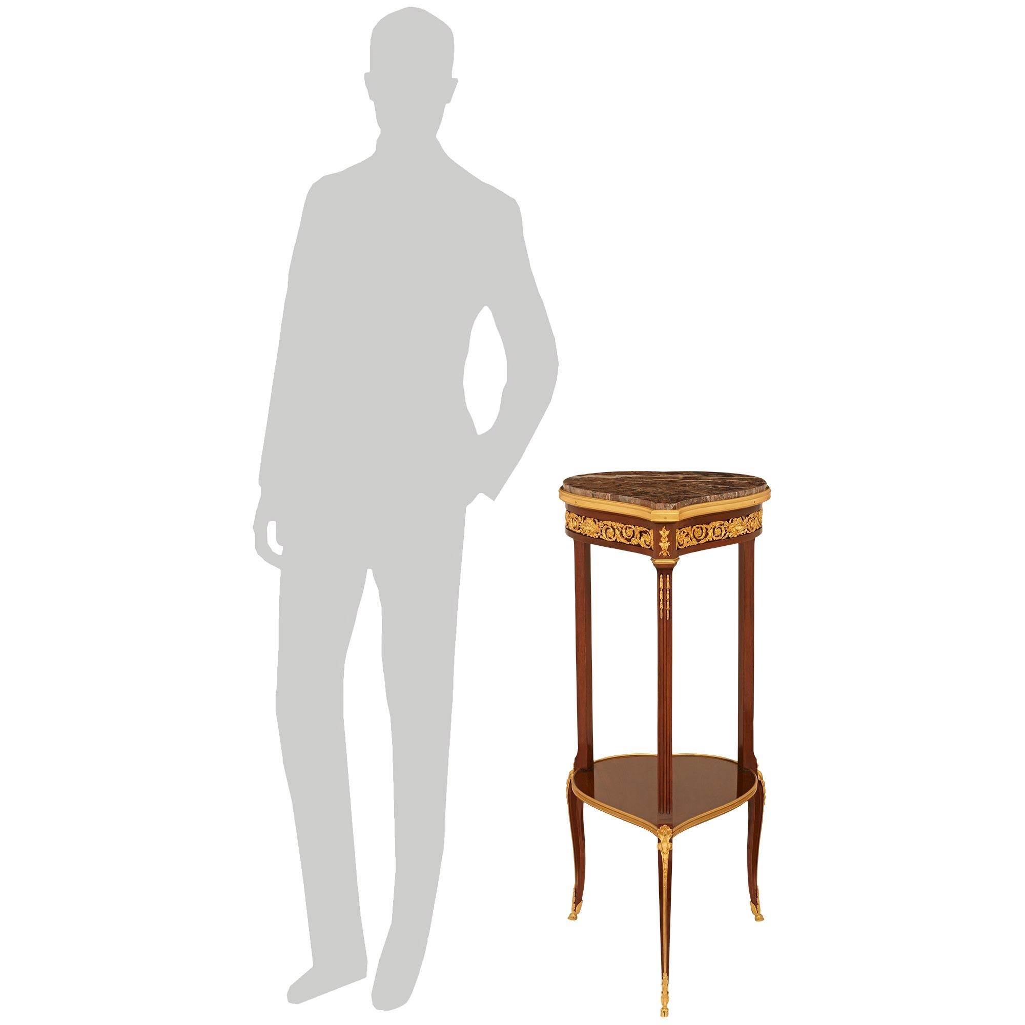 Charmante table d'appoint en acajou, bronze doré et marbre Libeccio Antico, de grande qualité et de style Transitionnel français du 19e siècle, dans le style de François Linke. Acajou, bronze doré et marbre Libeccio Antico, dans le style de François