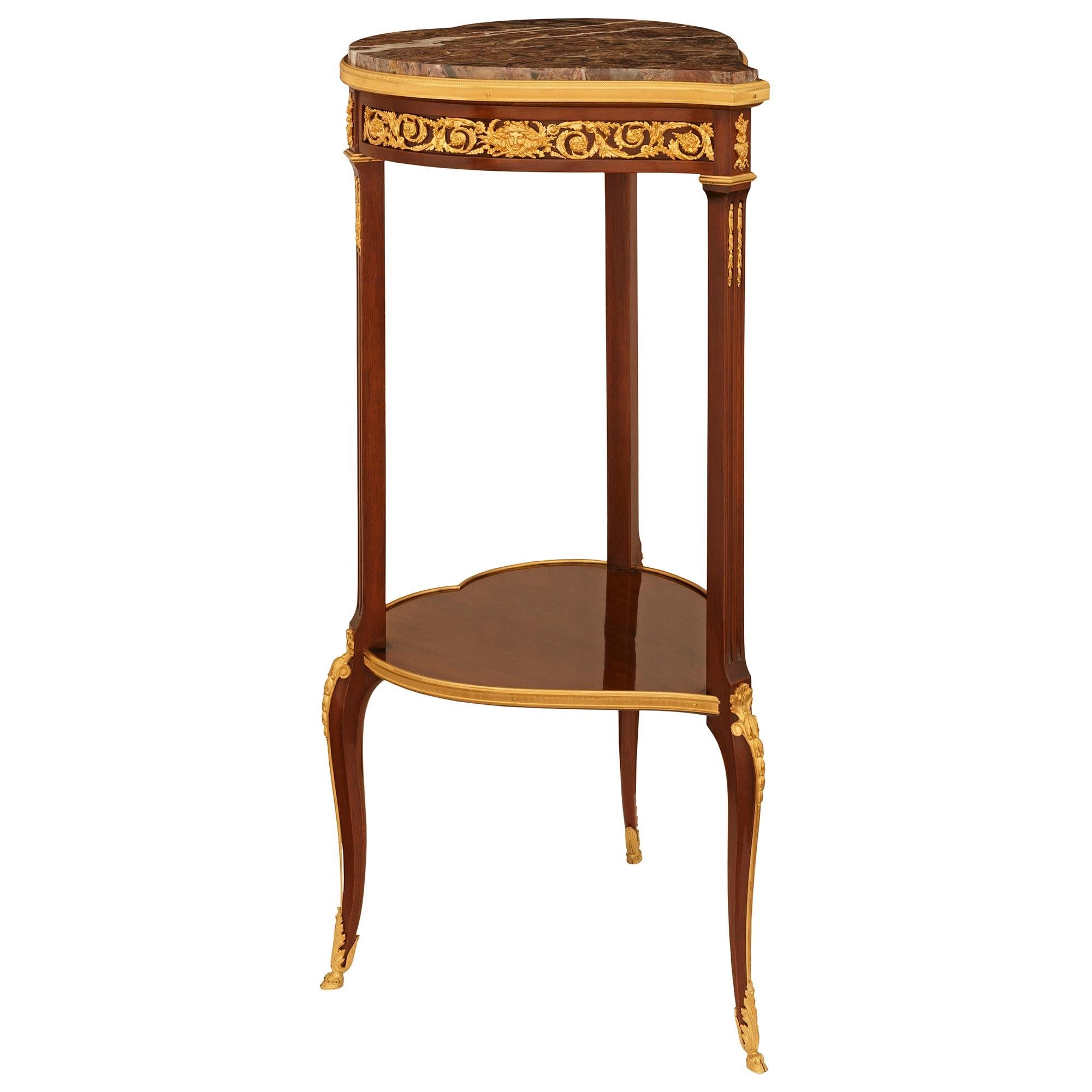 Louis XVI Table d'appoint française du 19ème siècle de style transitionnel en acajou, bronze doré et marbre en vente