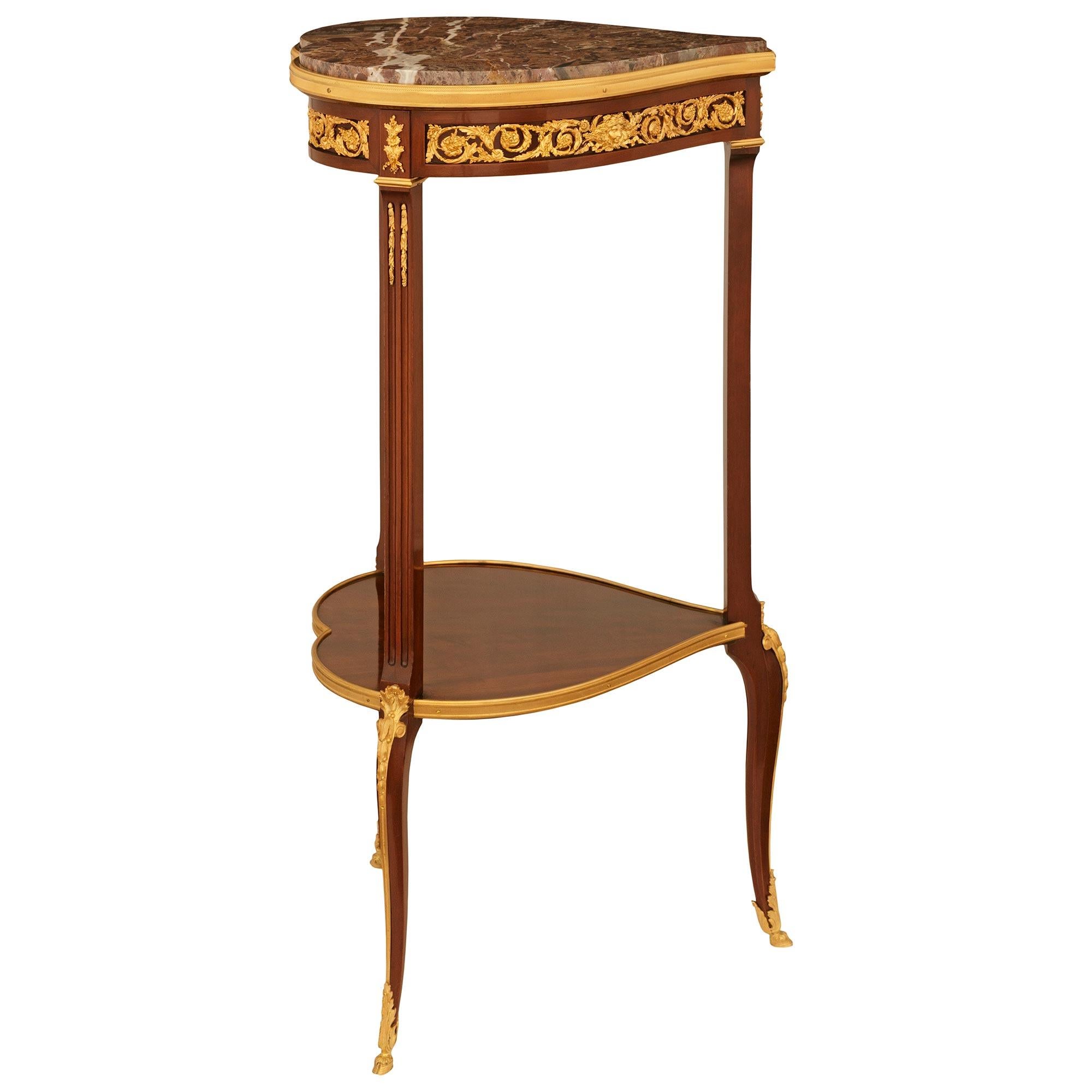 Français Table d'appoint française du 19ème siècle de style transitionnel en acajou, bronze doré et marbre en vente