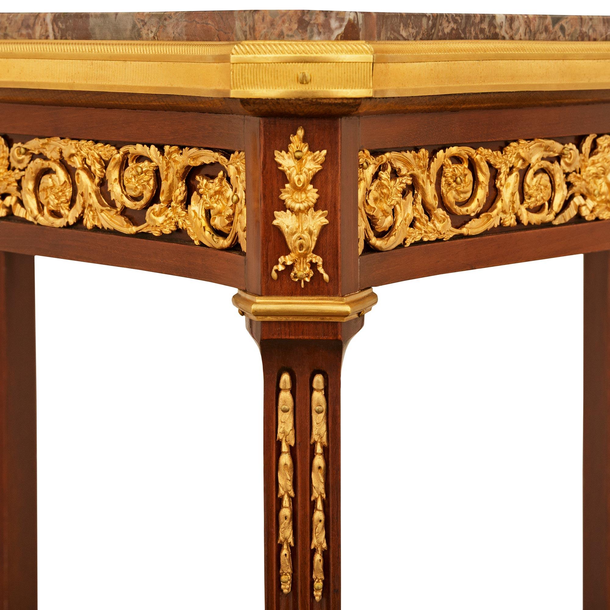 Table d'appoint française du 19ème siècle de style transitionnel en acajou, bronze doré et marbre Bon état - En vente à West Palm Beach, FL