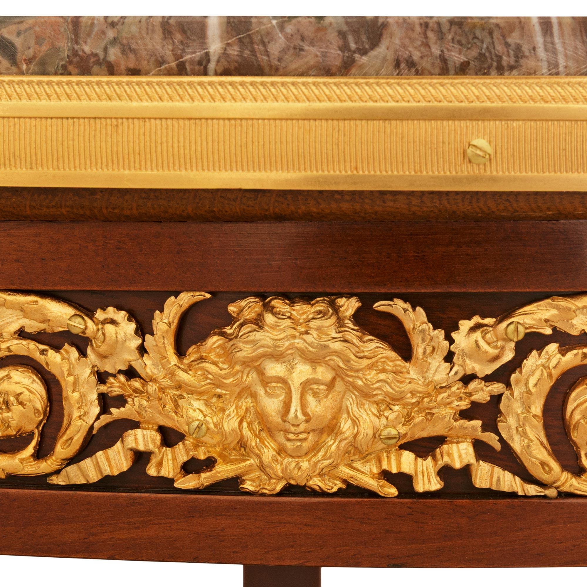 XIXe siècle Table d'appoint française du 19ème siècle de style transitionnel en acajou, bronze doré et marbre en vente