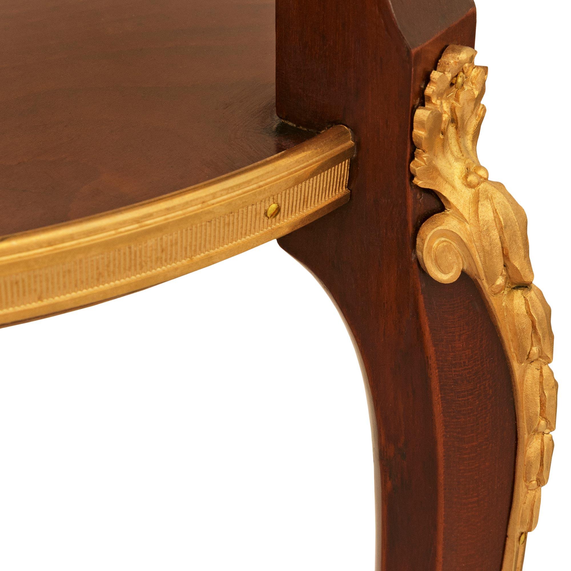 Bronze doré Table d'appoint française du 19ème siècle de style transitionnel en acajou, bronze doré et marbre en vente
