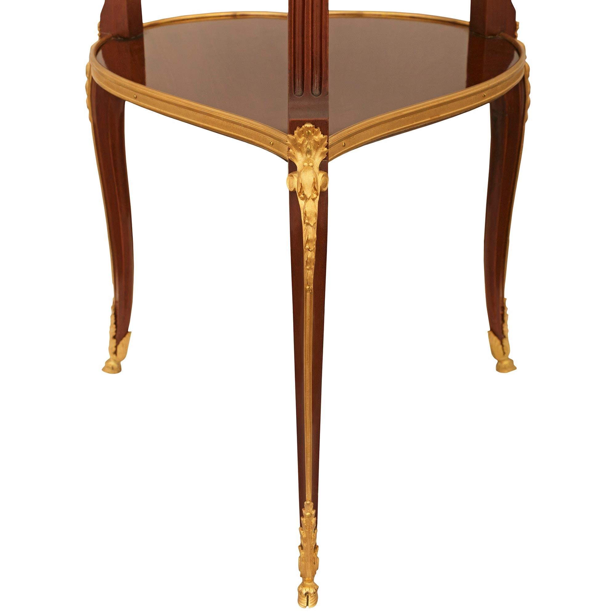 Table d'appoint française du 19ème siècle de style transitionnel en acajou, bronze doré et marbre en vente 1