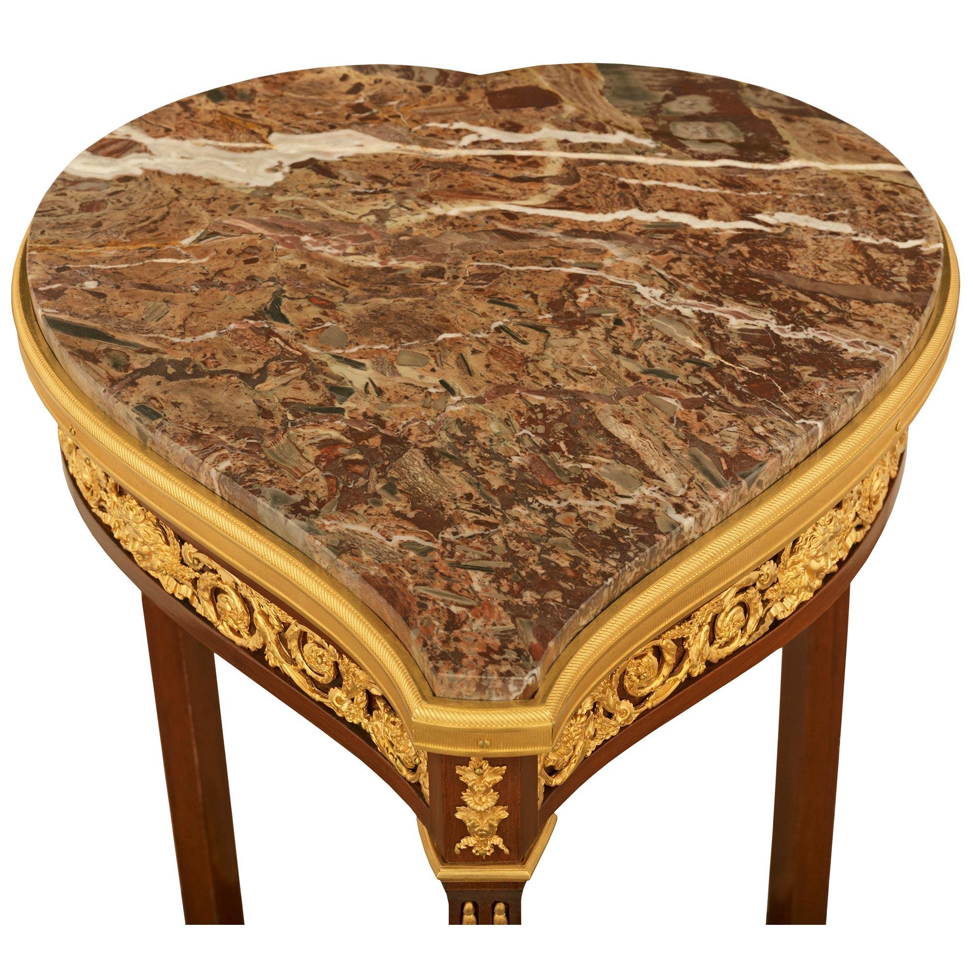 Table d'appoint française du 19ème siècle de style transitionnel en acajou, bronze doré et marbre en vente 2