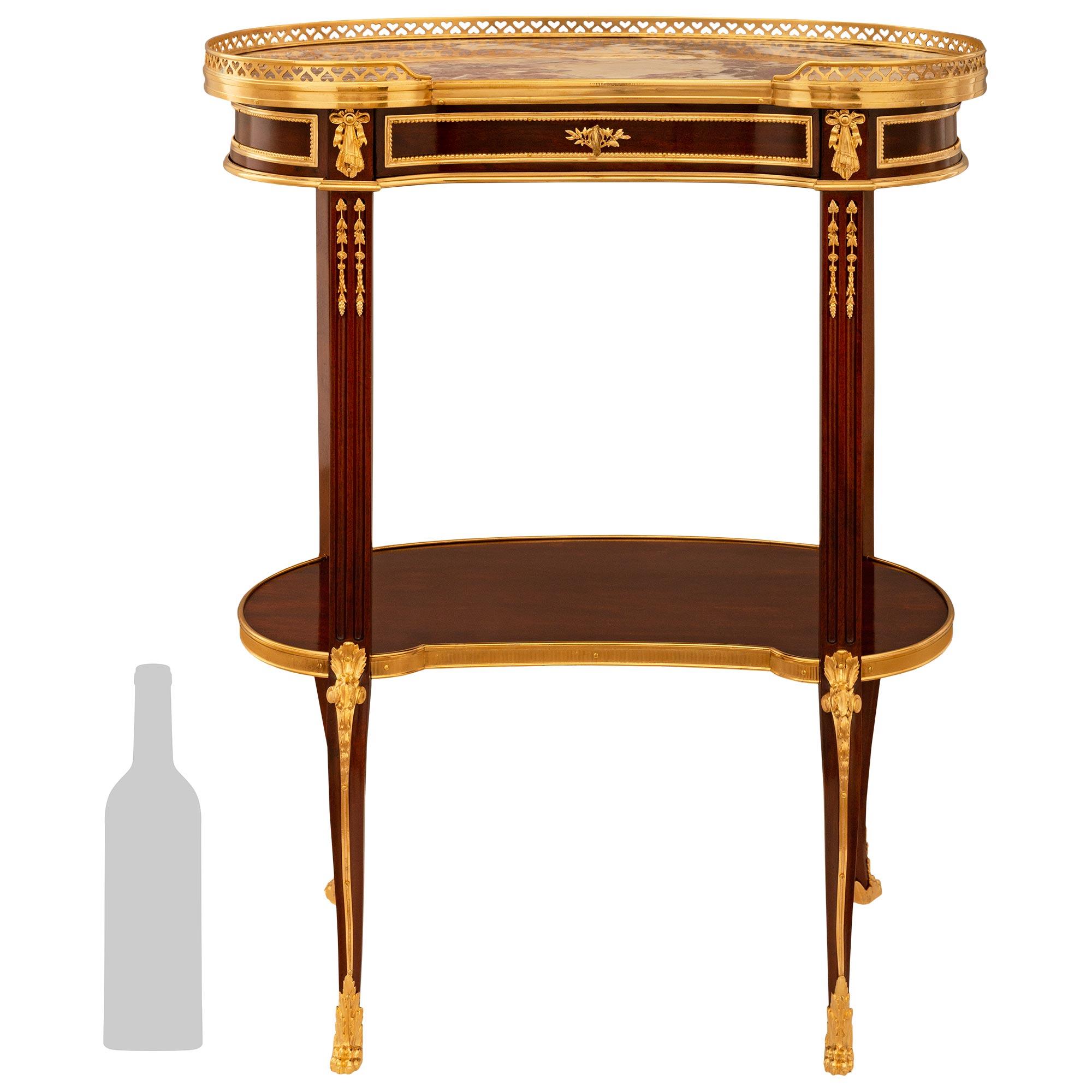 Étonnante table d'appoint en acajou, bronze doré et marbre de Viola, attribuée à François Linke. Acajou, Ormolu et marbre de Viola, attribuée à François Linke. Cette magnifique table d'appoint en forme de rein repose sur quatre pieds cabriole en