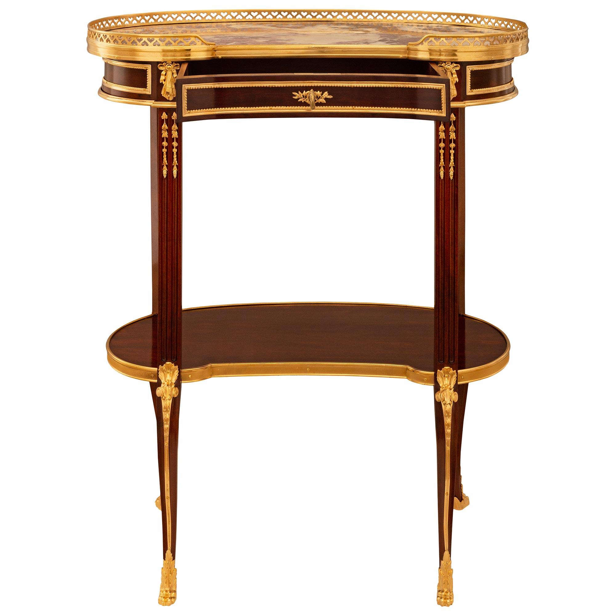 Français Table d'appoint française du 19ème siècle de style transitionnel en acajou, bronze doré et marbre Viola en vente