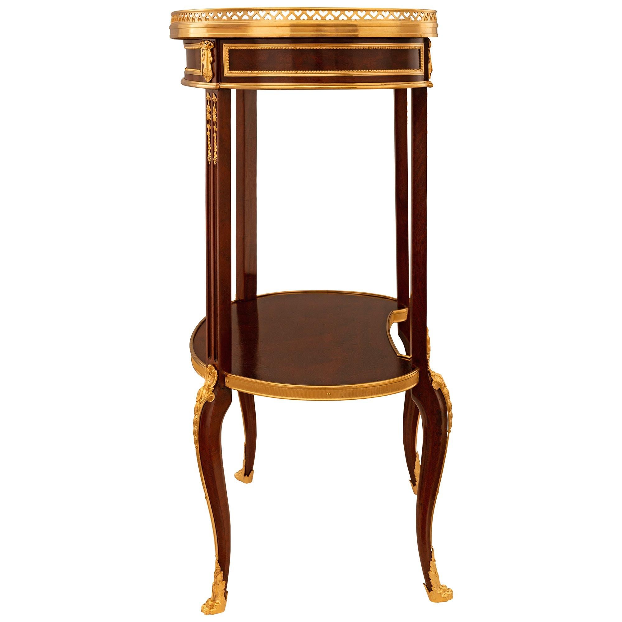 XIXe siècle Table d'appoint française du 19ème siècle de style transitionnel en acajou, bronze doré et marbre Viola en vente