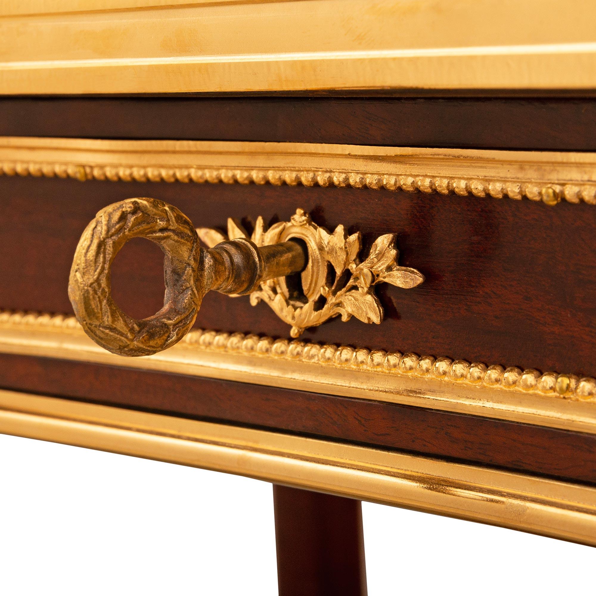 Table d'appoint française du 19ème siècle de style transitionnel en acajou, bronze doré et marbre Viola en vente 2