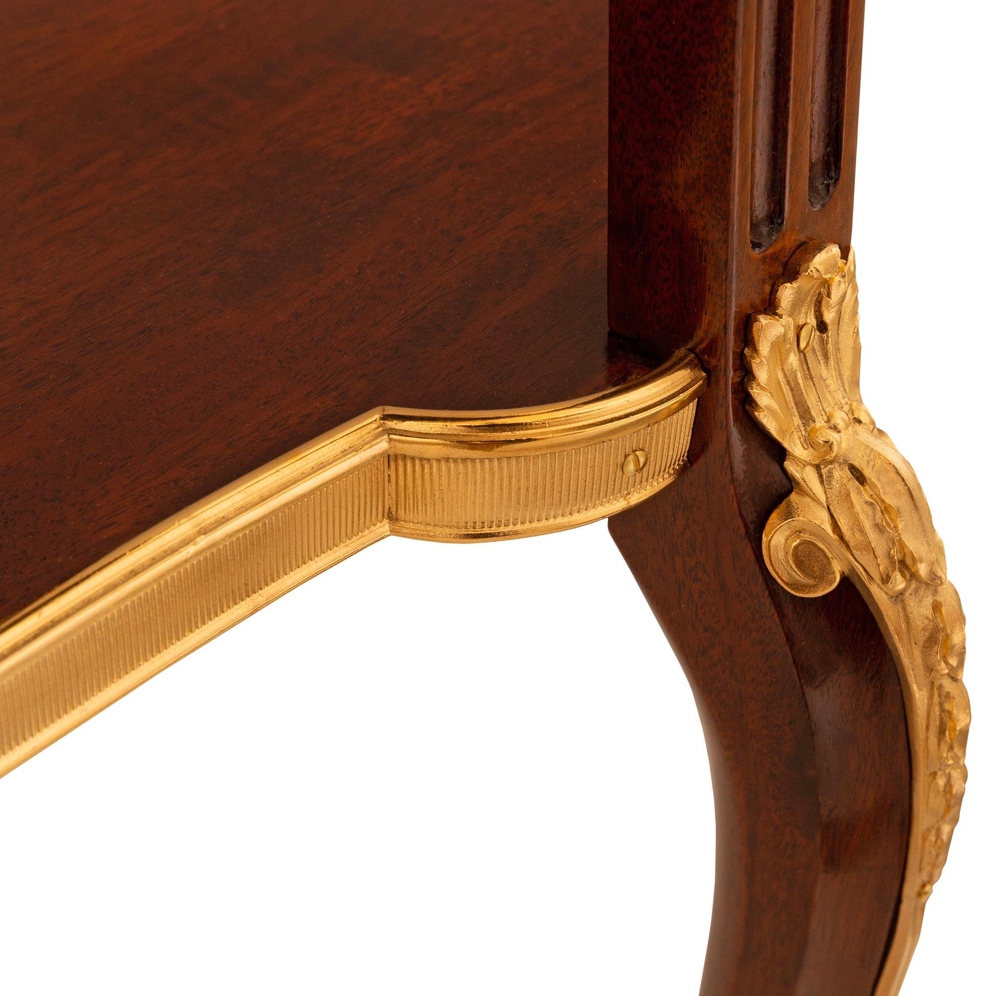 Table d'appoint française du 19ème siècle de style transitionnel en acajou, bronze doré et marbre Viola en vente 3