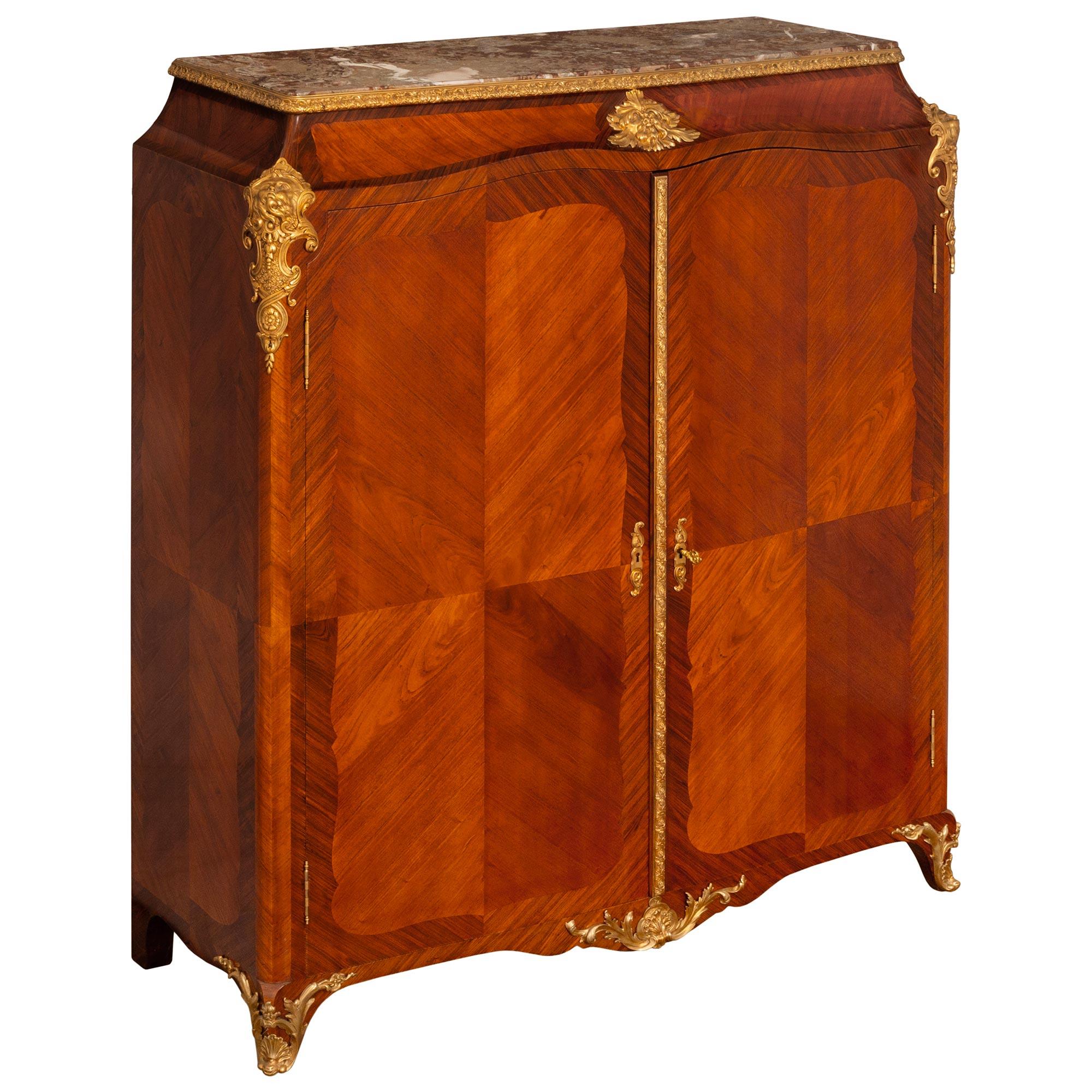Francese Mobile di transizione francese del XIX secolo. Armadio in legno di tulipano, legno di re e ormolu in vendita